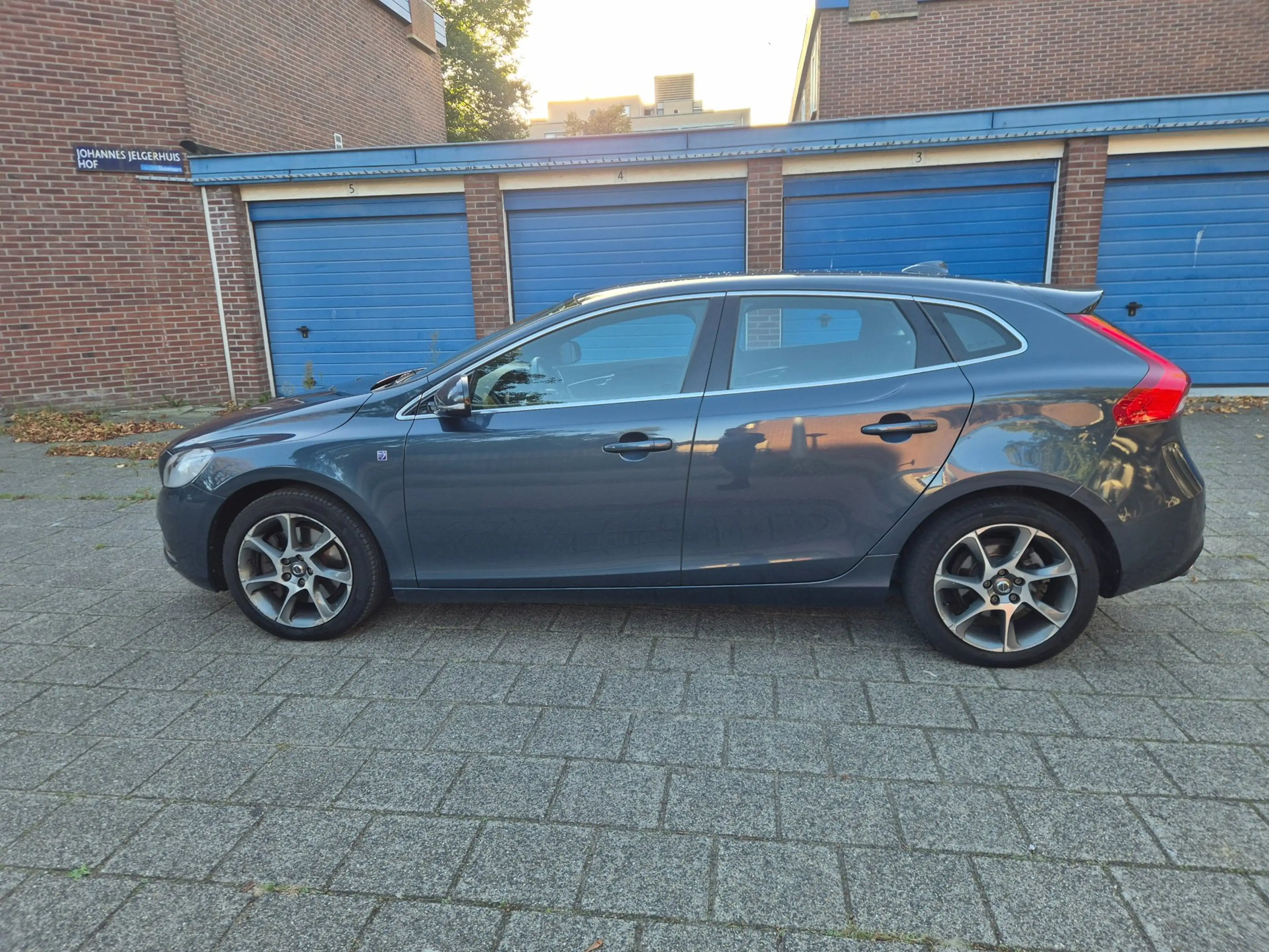 Volvo V40 2.0 D3 Inscription — photo 10