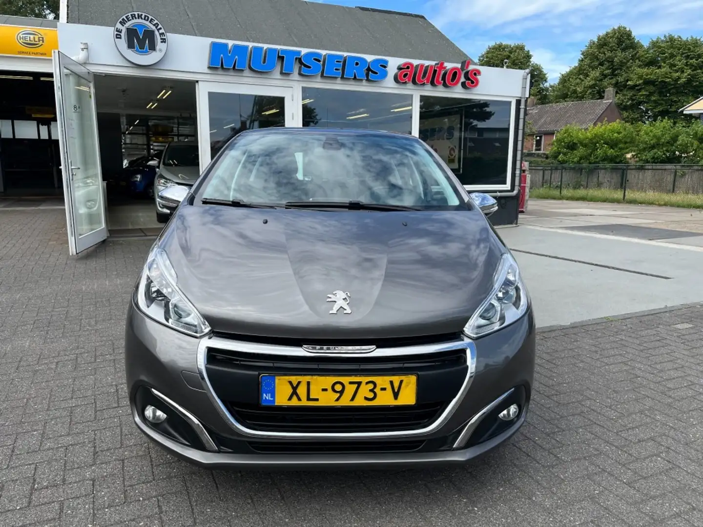Peugeot 208 1.2 ALLURE AUT, NAVI, CRUISE perfecte staat! Grijs - 2
