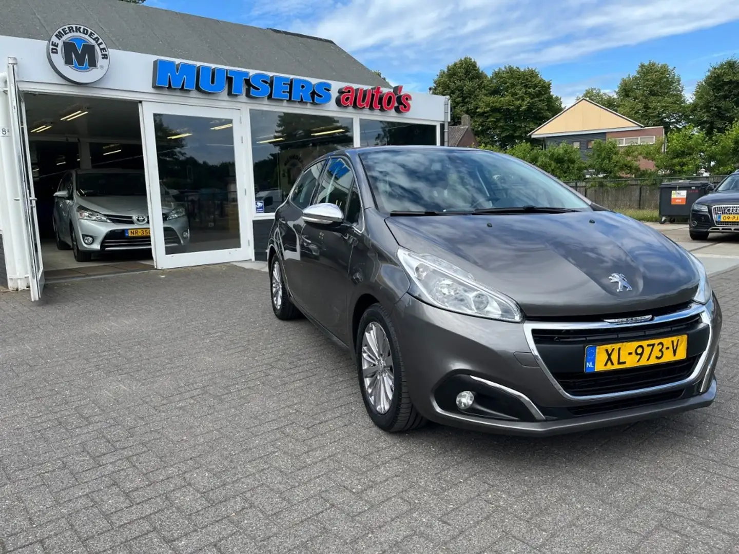 Peugeot 208 1.2 ALLURE AUT, NAVI, CRUISE perfecte staat! Grijs - 1