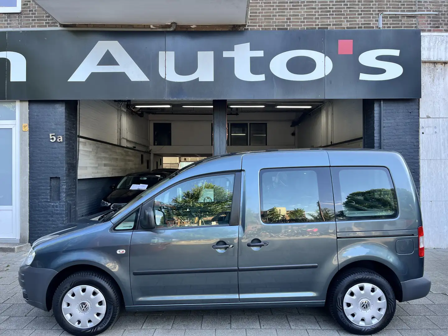 Volkswagen Caddy 1.6 Optive Comfort 5p. Grijs - 2