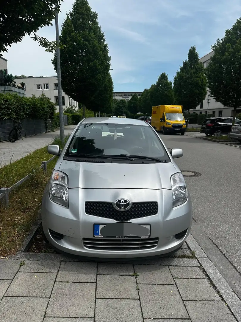 Toyota Yaris Sol Grau - 2