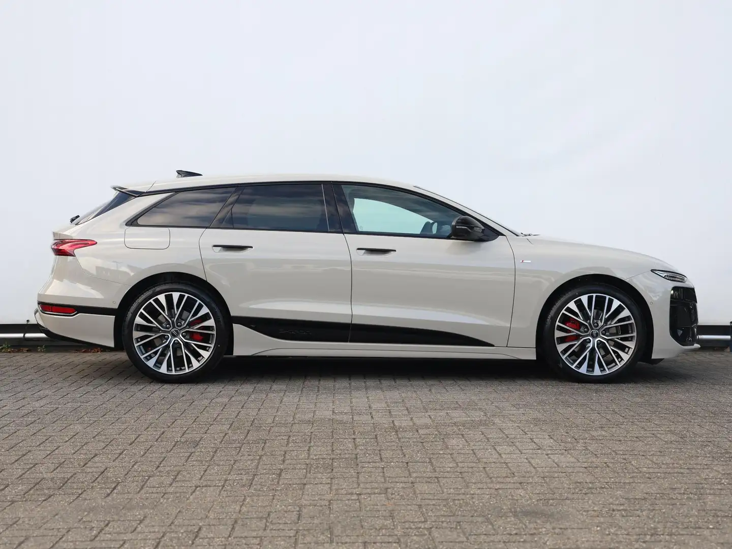 Audi A6 e-tron Avant S edition 83 kWh | Optiek zwart | Privacy gl Beige - 2