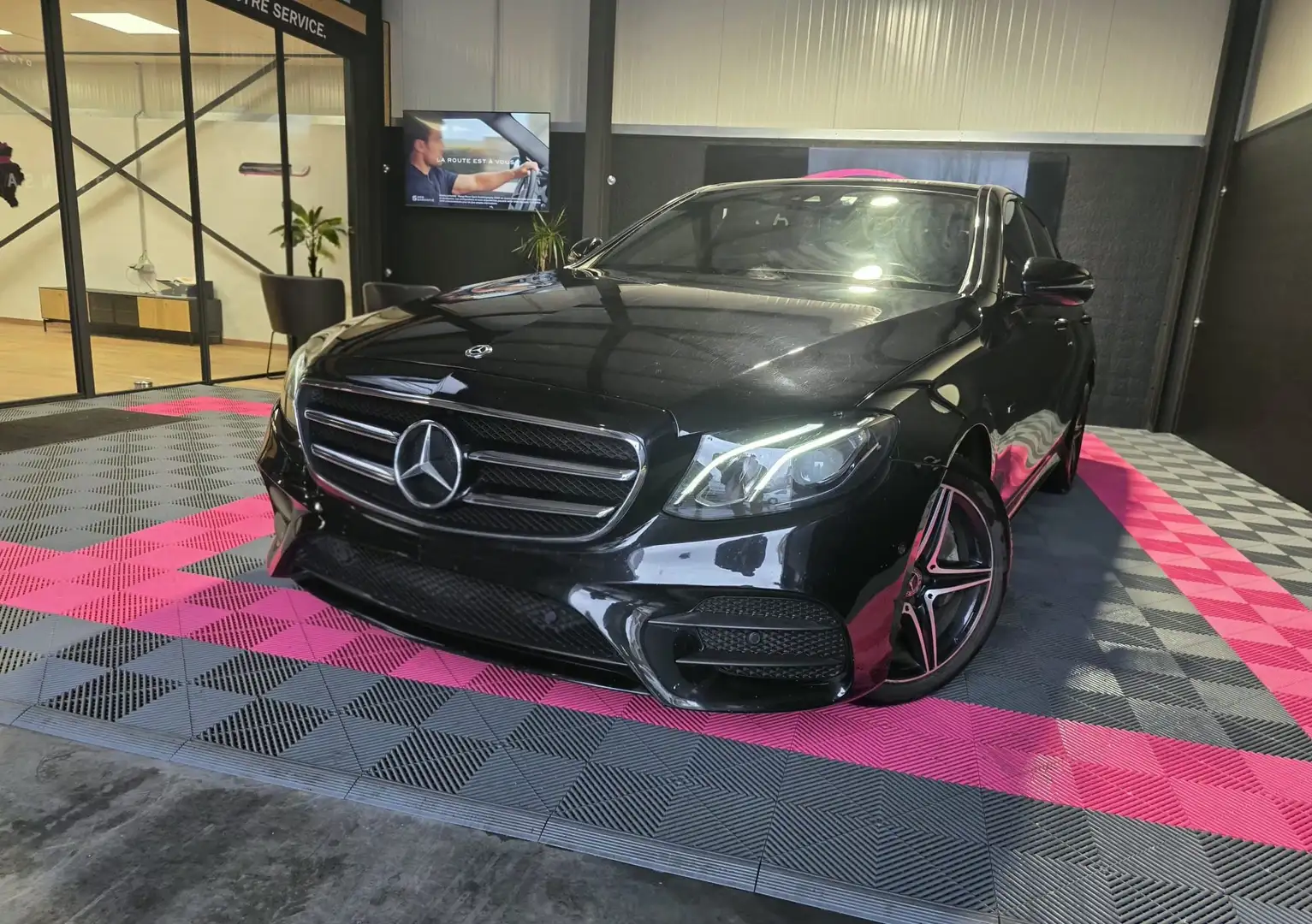Mercedes-Benz E 300 AMG Line -Boite Auto - Toit pano - Cuir - Garantie Noir - 1