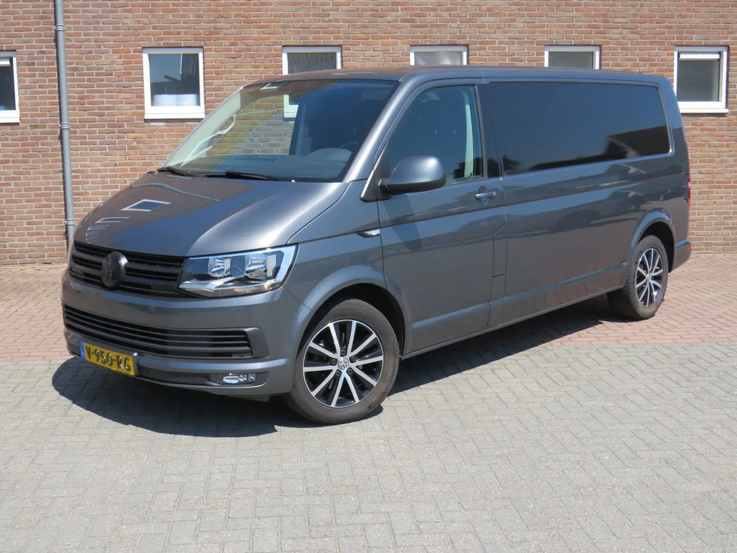 Volkswagen Transporter 2.0 TDI 150Pk Euro6 L2H1 Highline BPM Vrij! * Rijk Grey - 1