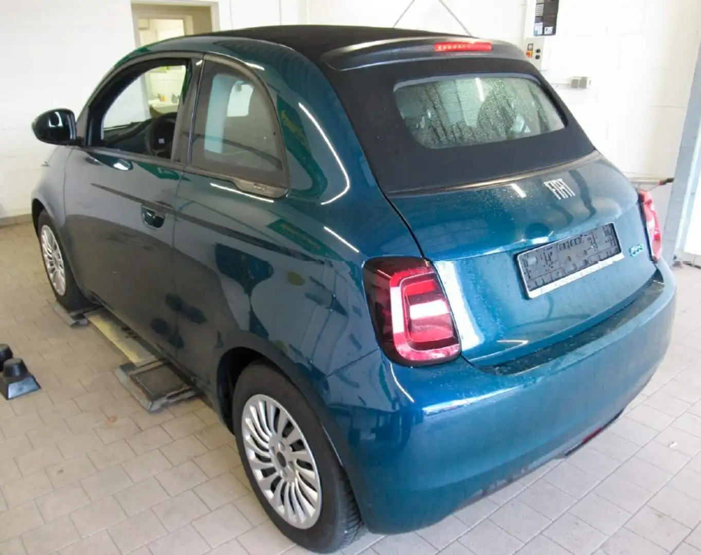 Fiat 500e Cabrio 118PS 42kWh Navi - Klimaautomatik Grün - 2