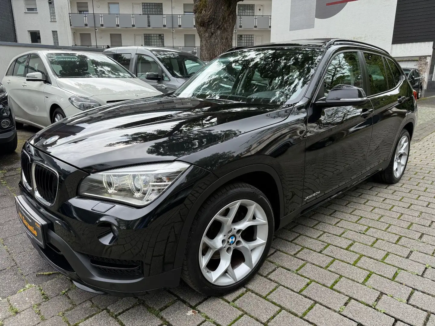 BMW X1 20d xDrive,Pano.,AHK,Leder,Navi,PDC Kamera Fekete - 1