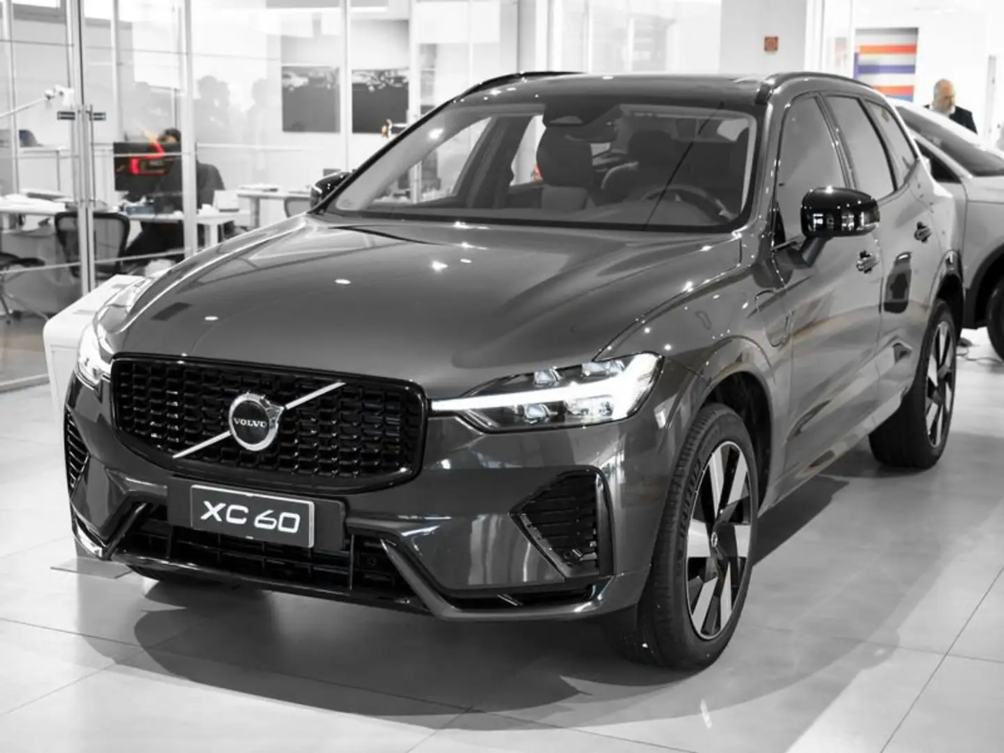 Volvo XC60 T6 Plug-in hybrid AWD automatico Plus Dark Šedá - 2