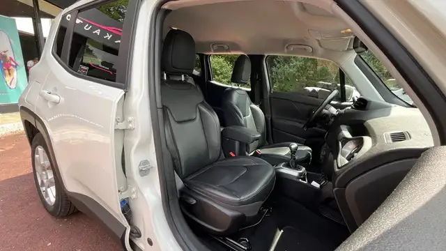 Jeep Renegade view 18