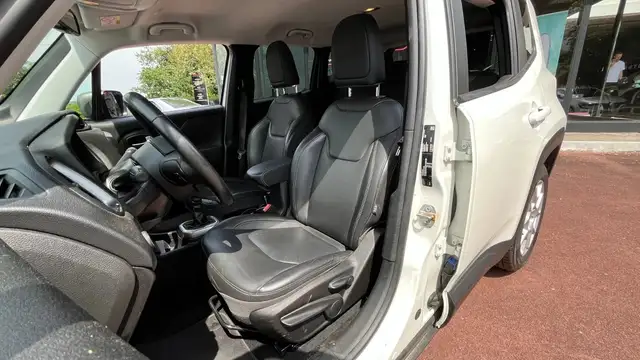 Jeep Renegade view 17