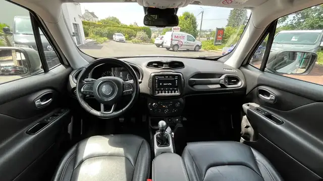 Jeep Renegade view 21