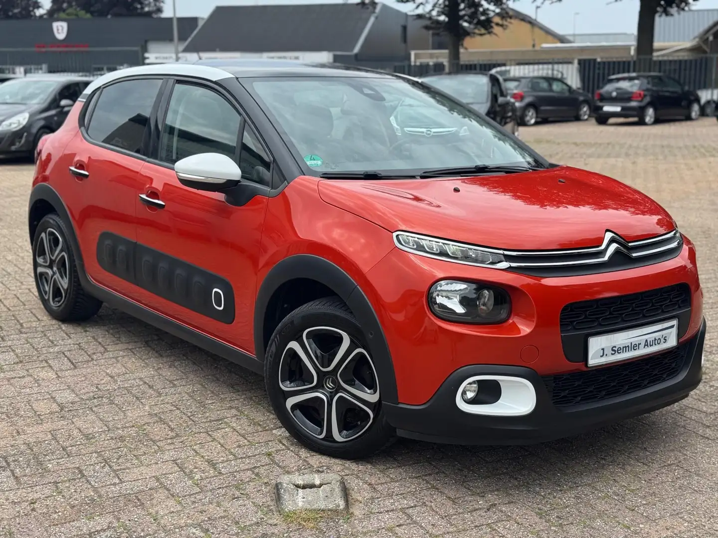 Citroen C3 1.2 PureTech S&S Shine AUTOMAAT NAVI PANORAMA DAK Orange - 2