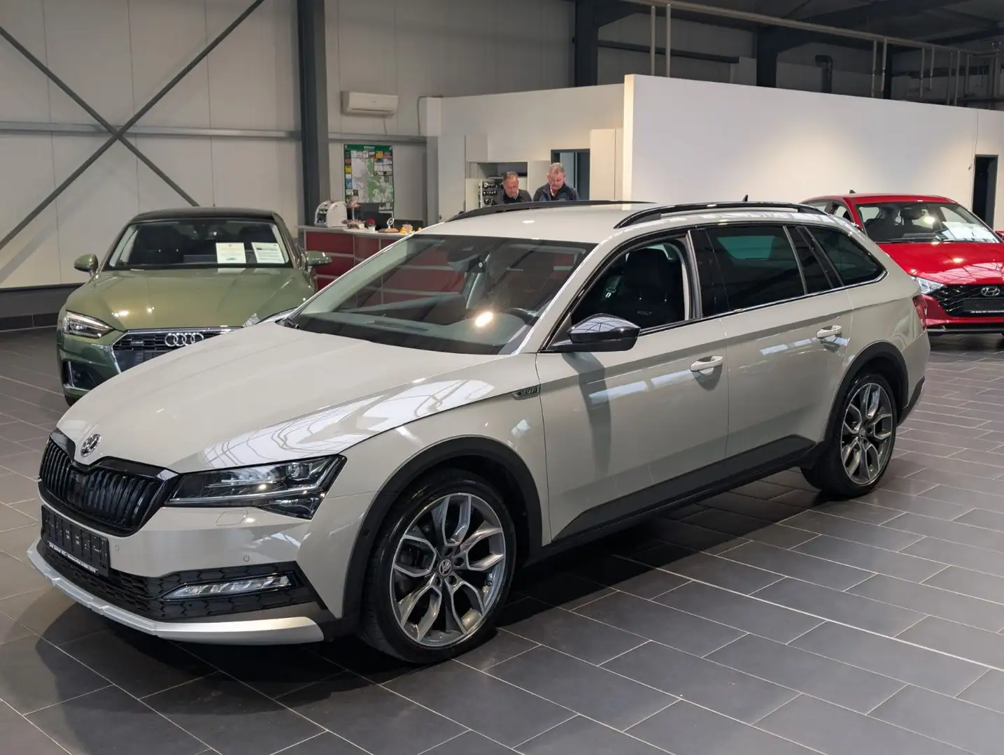 Skoda Superb Combi 2.0 TDI 4x4 DSG Scout 8-fach Grijs - 1