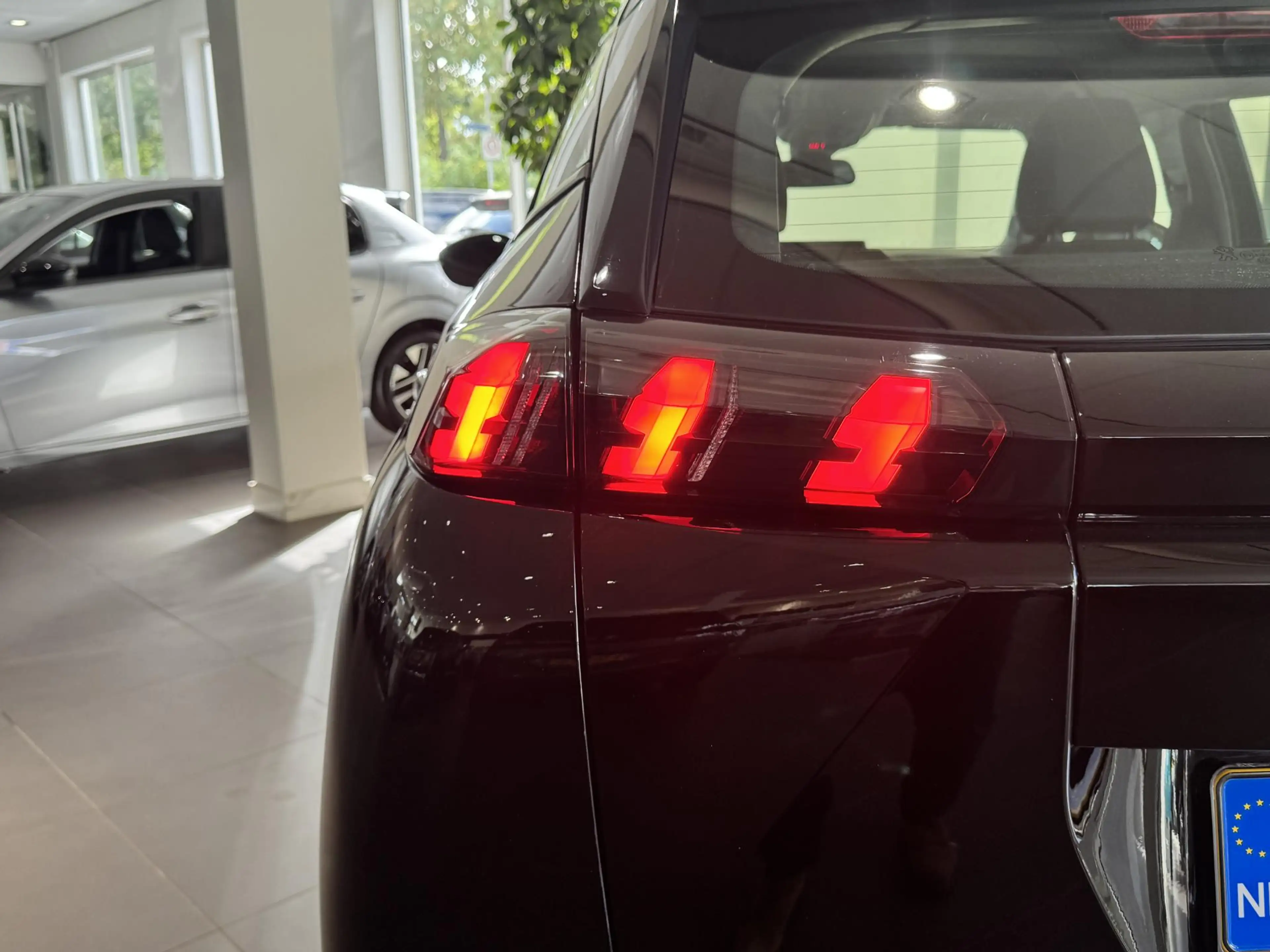 Peugeot e-2008 EV Active Pack 50 kWh — photo 11