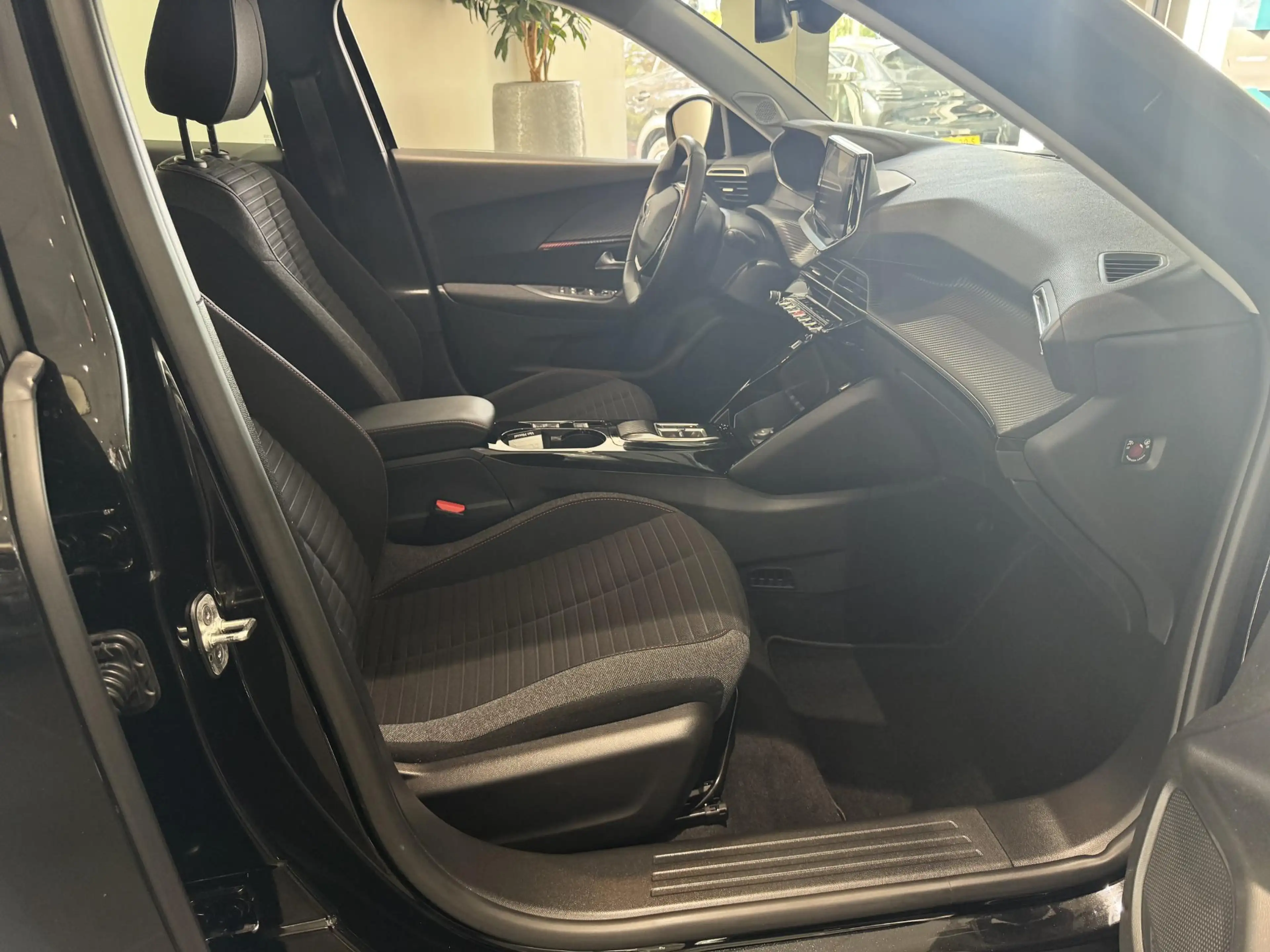Peugeot e-2008 EV Active Pack 50 kWh — photo 9