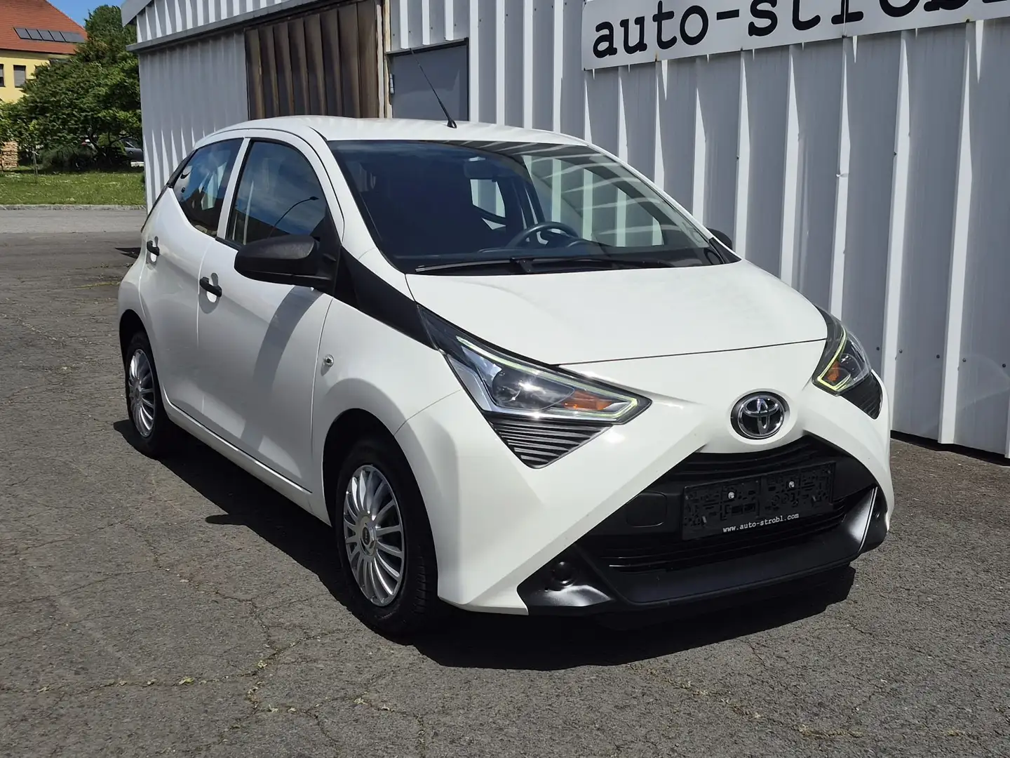 Toyota Aygo 1,0 VVT-i x-young Weiß - 1