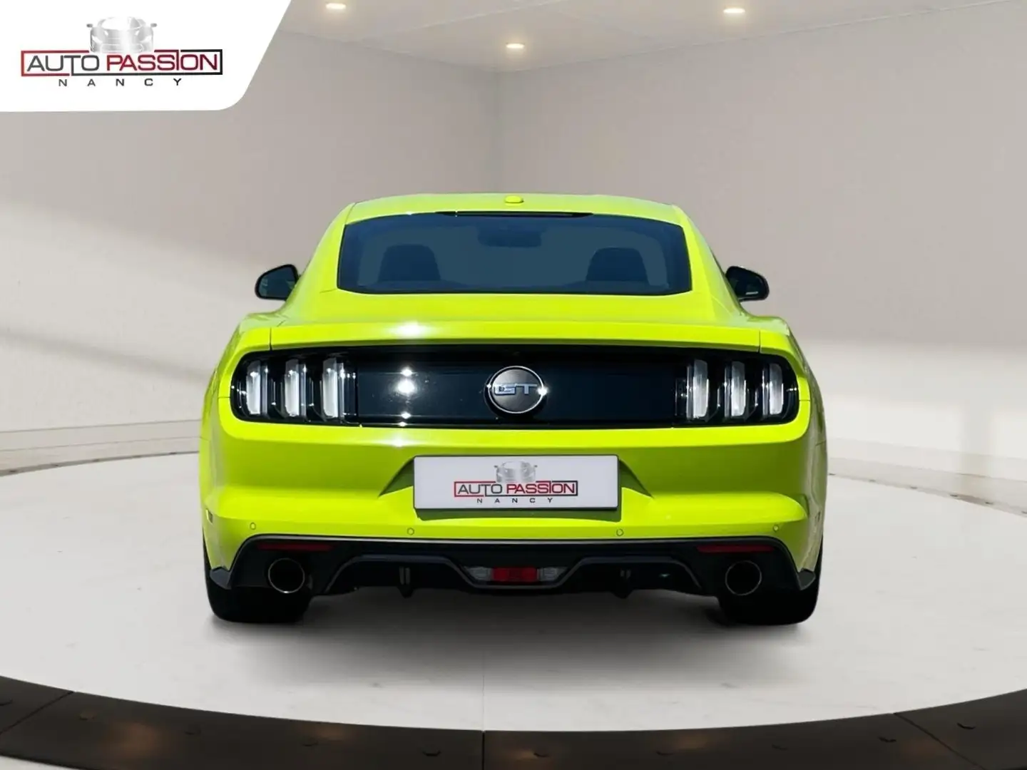 Ford Mustang Mustang Fastback V8 5.0 421 GT A Grün - 2