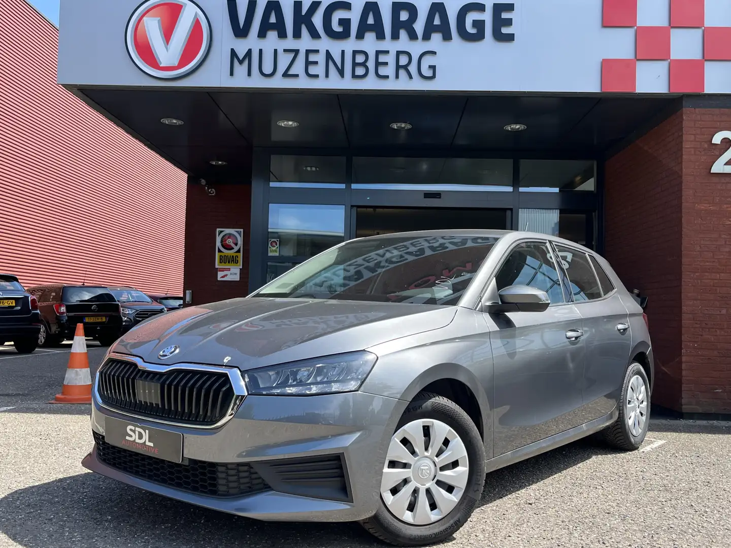Skoda Fabia 1.0 Ambition // PDC // CRUISE // CLIMA // APPLE CA Grijs - 1