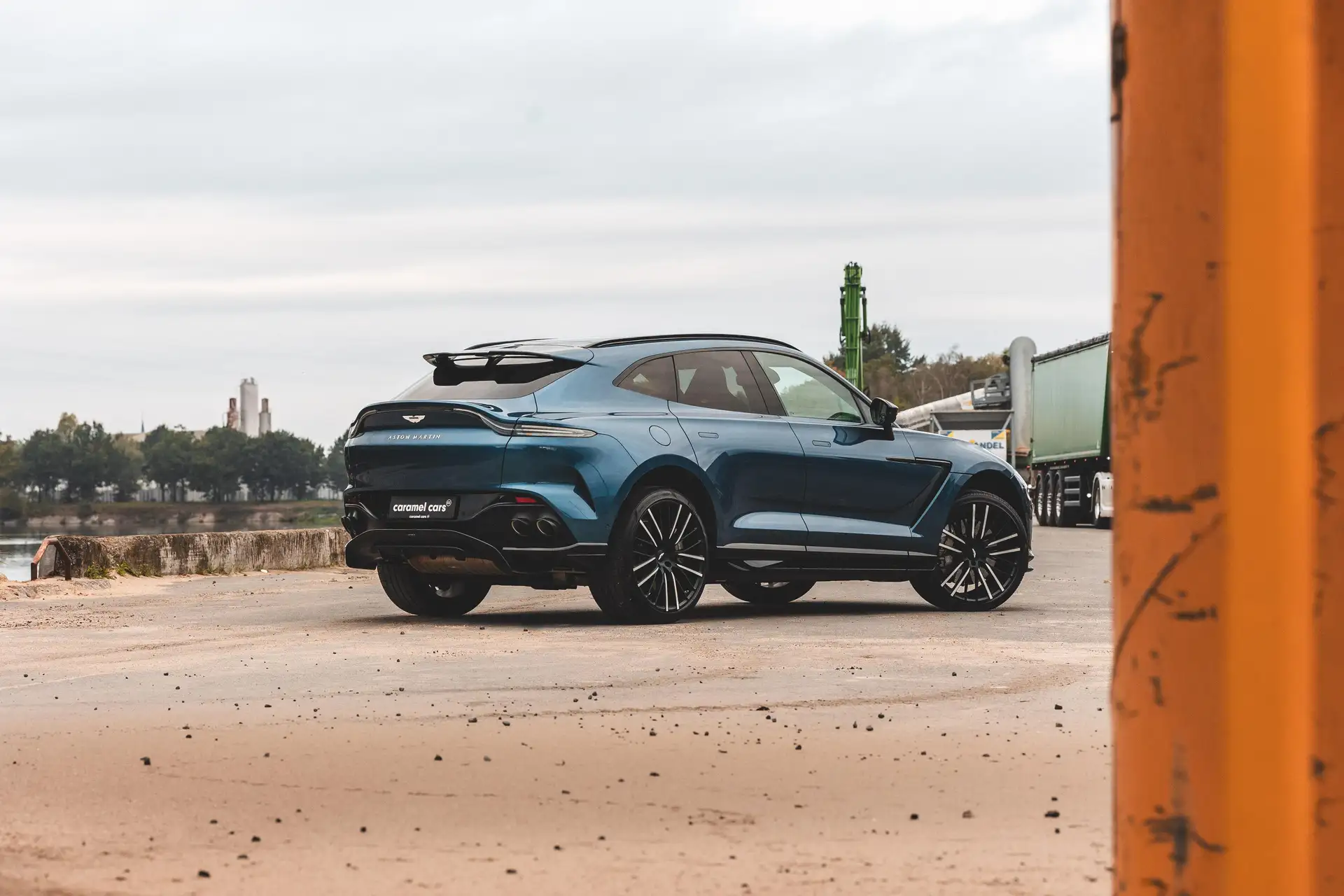애스턴마틴 DBX 2022 파랑 사진 4