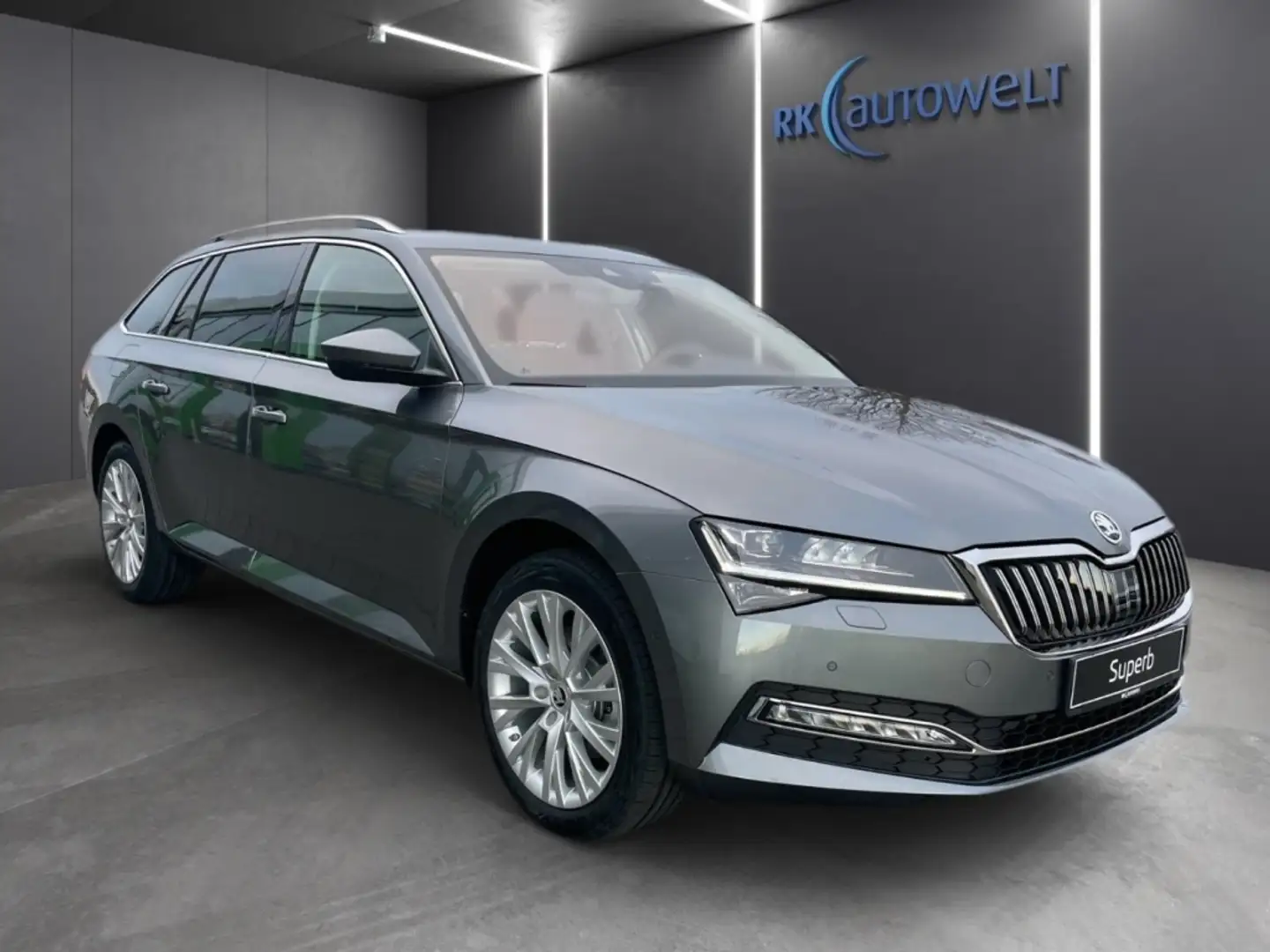 Skoda Superb Combi Style 4x4 2.0 TDI DSG,AHK,DCC,Navi Grau - 2