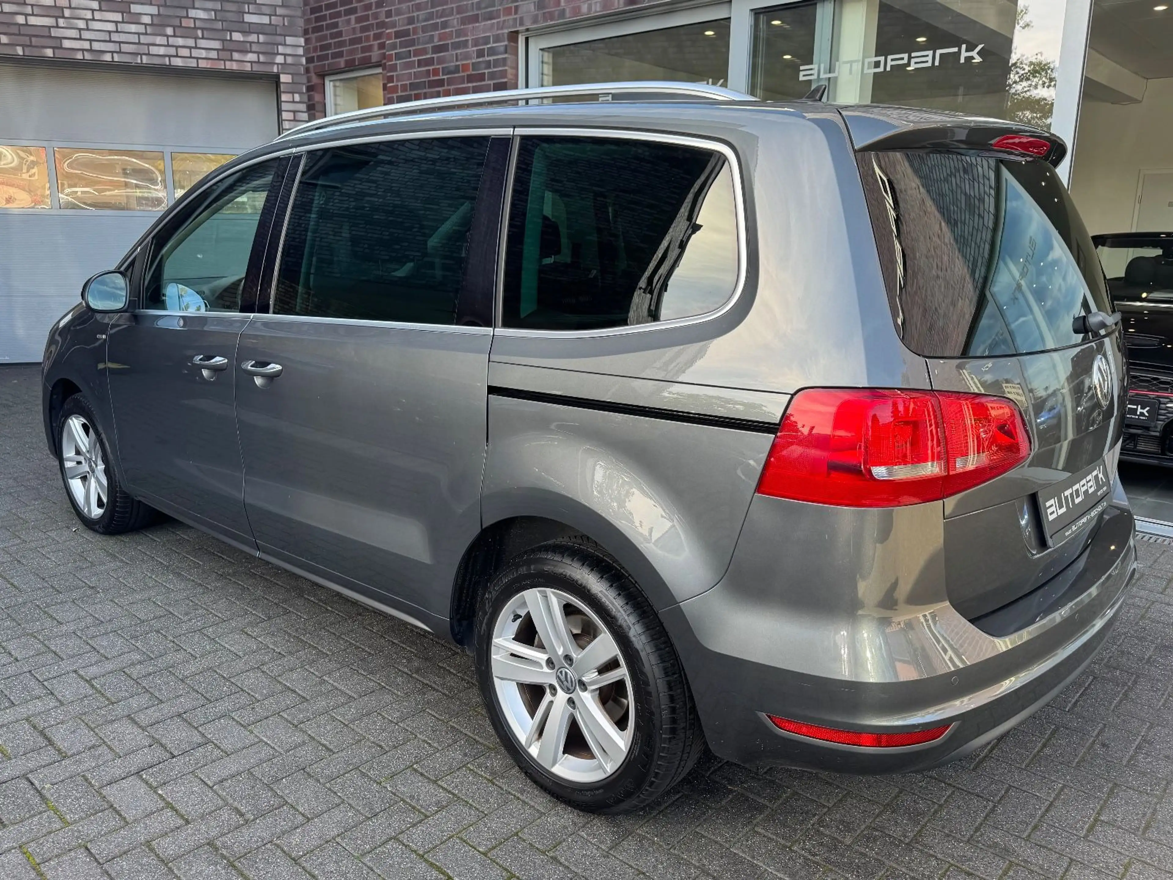 Volkswagen Sharan 2.0 TDI Comfortline DSG 7-Sitzer AHK PANO — photo 10