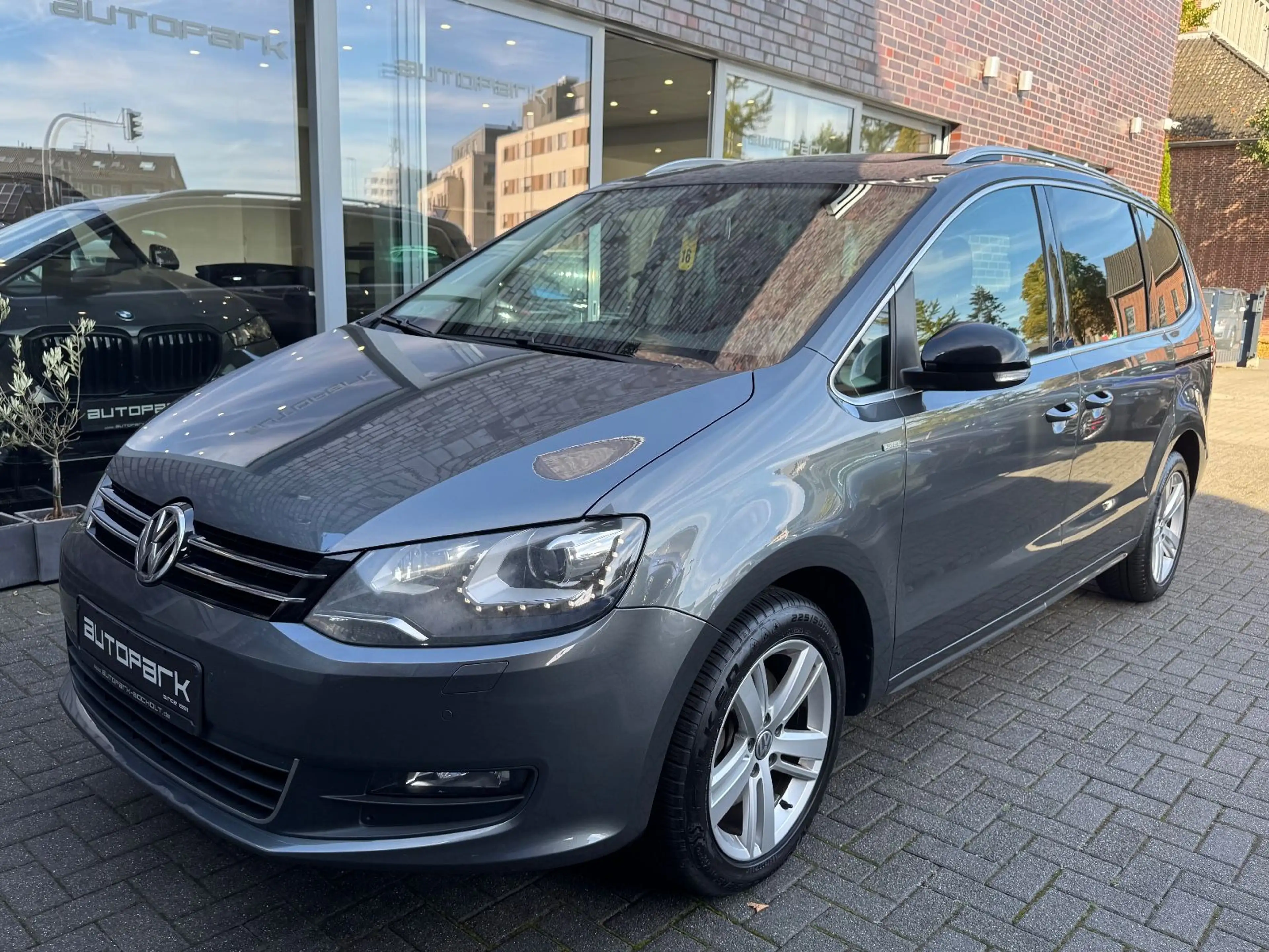 Volkswagen Sharan 2.0 TDI Comfortline DSG 7-Sitzer AHK PANO