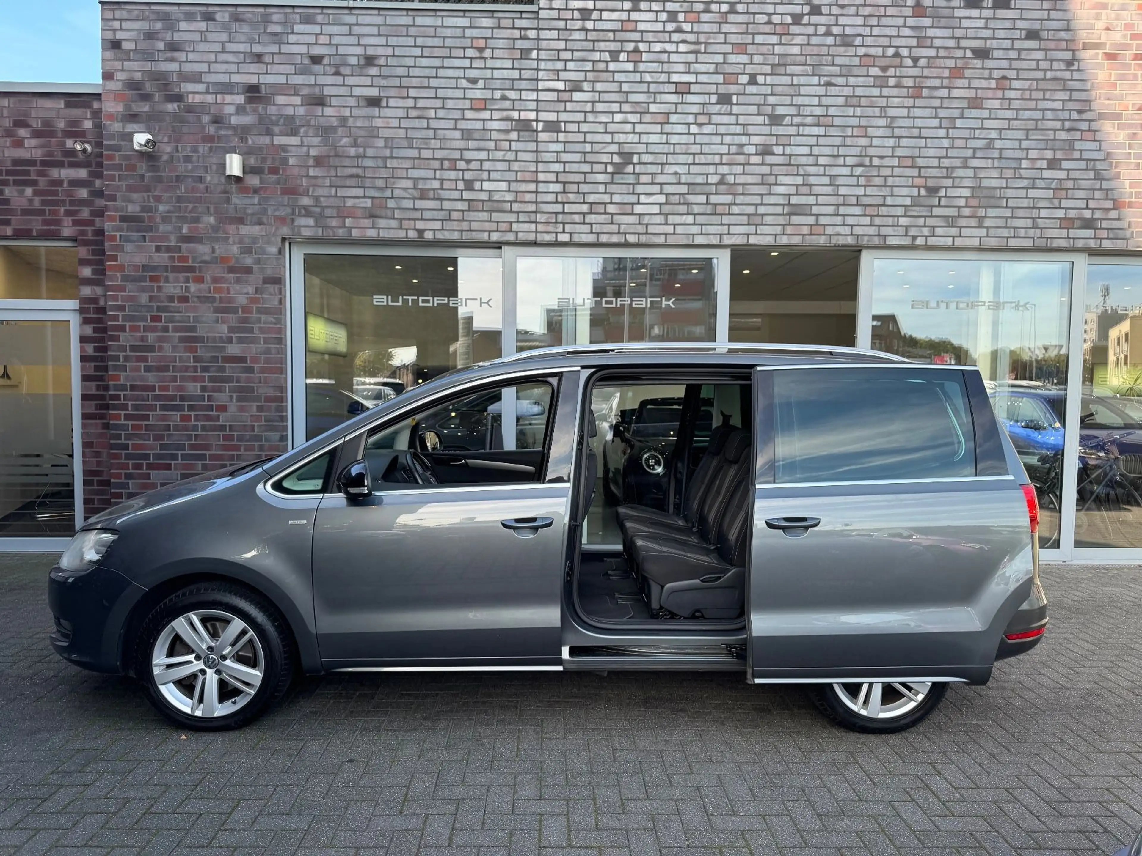 Volkswagen Sharan 2.0 TDI Comfortline DSG 7-Sitzer AHK PANO — photo 12