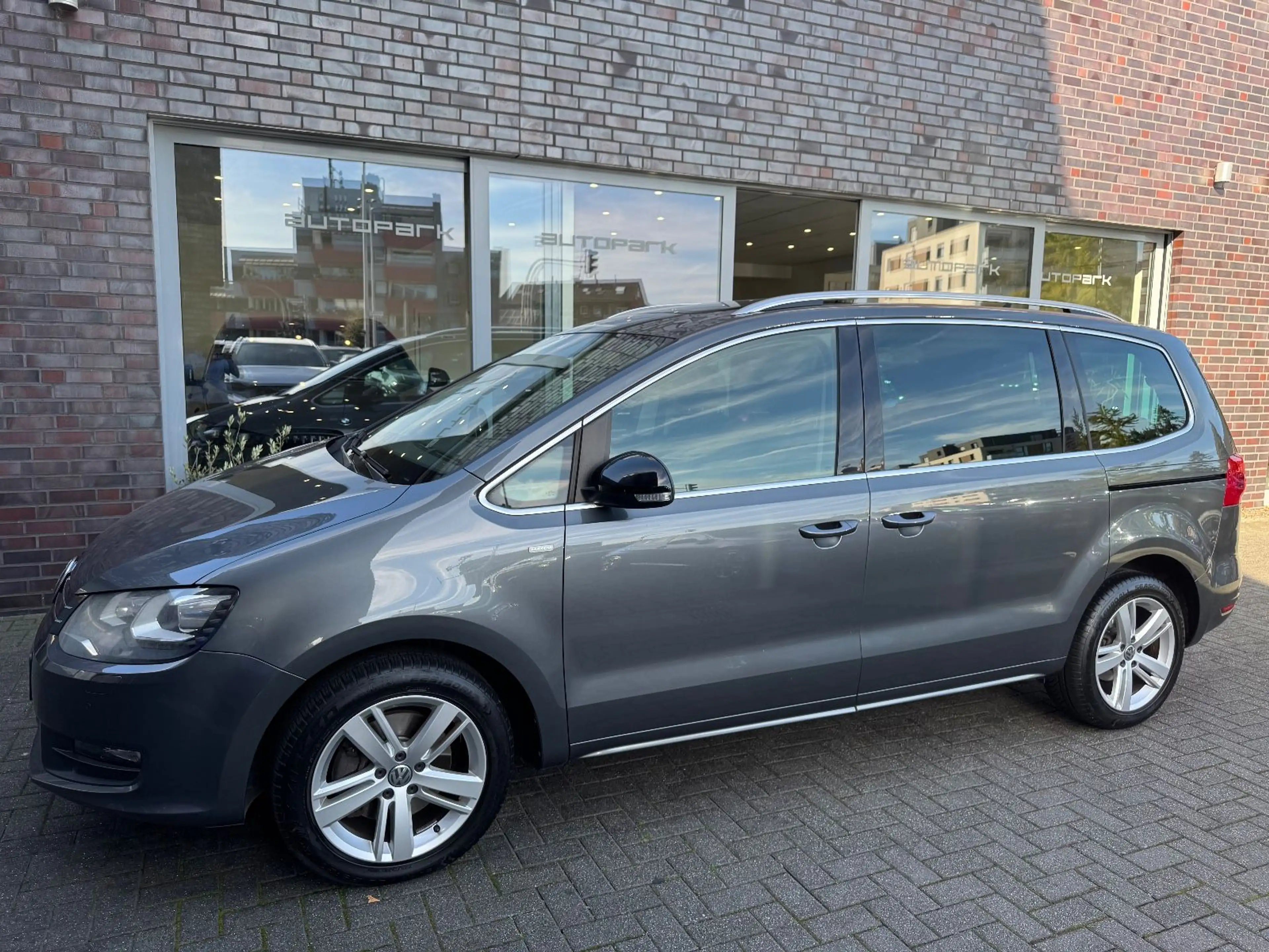 Volkswagen Sharan 2.0 TDI Comfortline DSG 7-Sitzer AHK PANO — photo 11