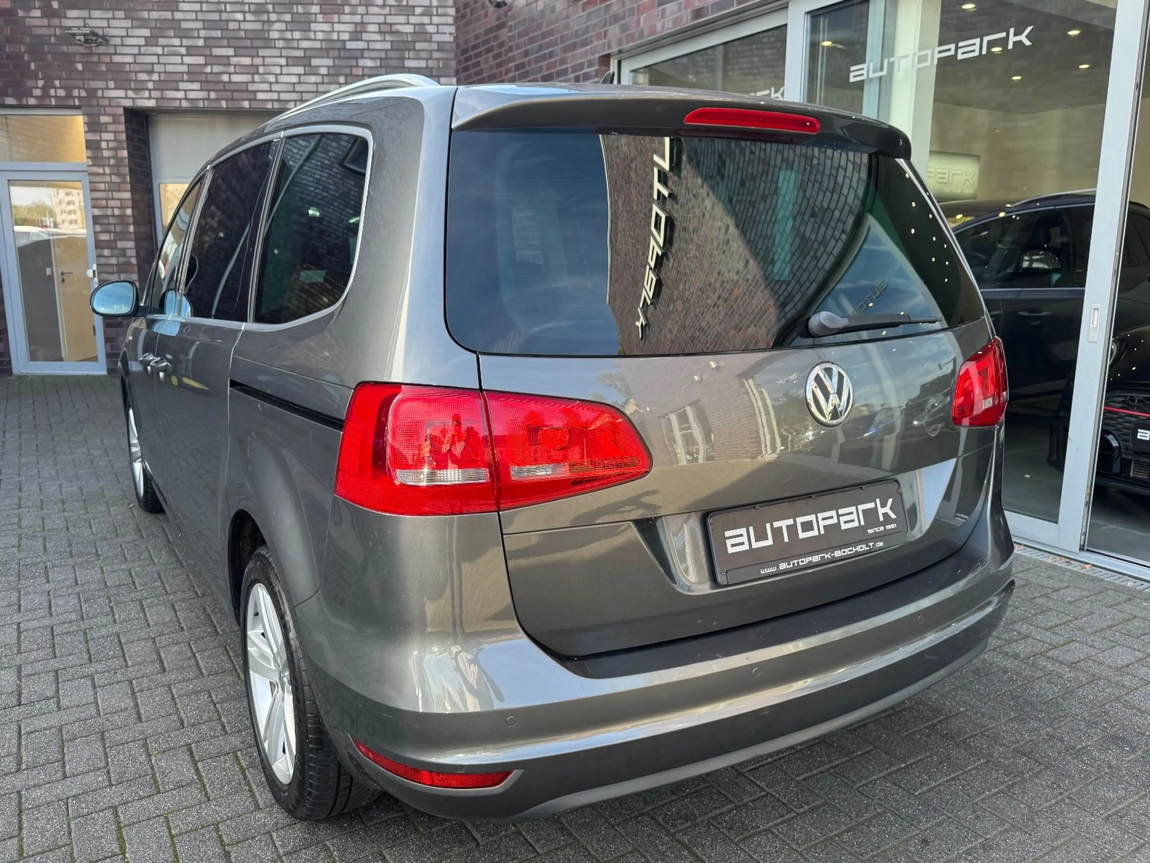 Volkswagen Sharan 2.0 TDI Comfortline DSG 7-Sitzer AHK PANO — photo 9