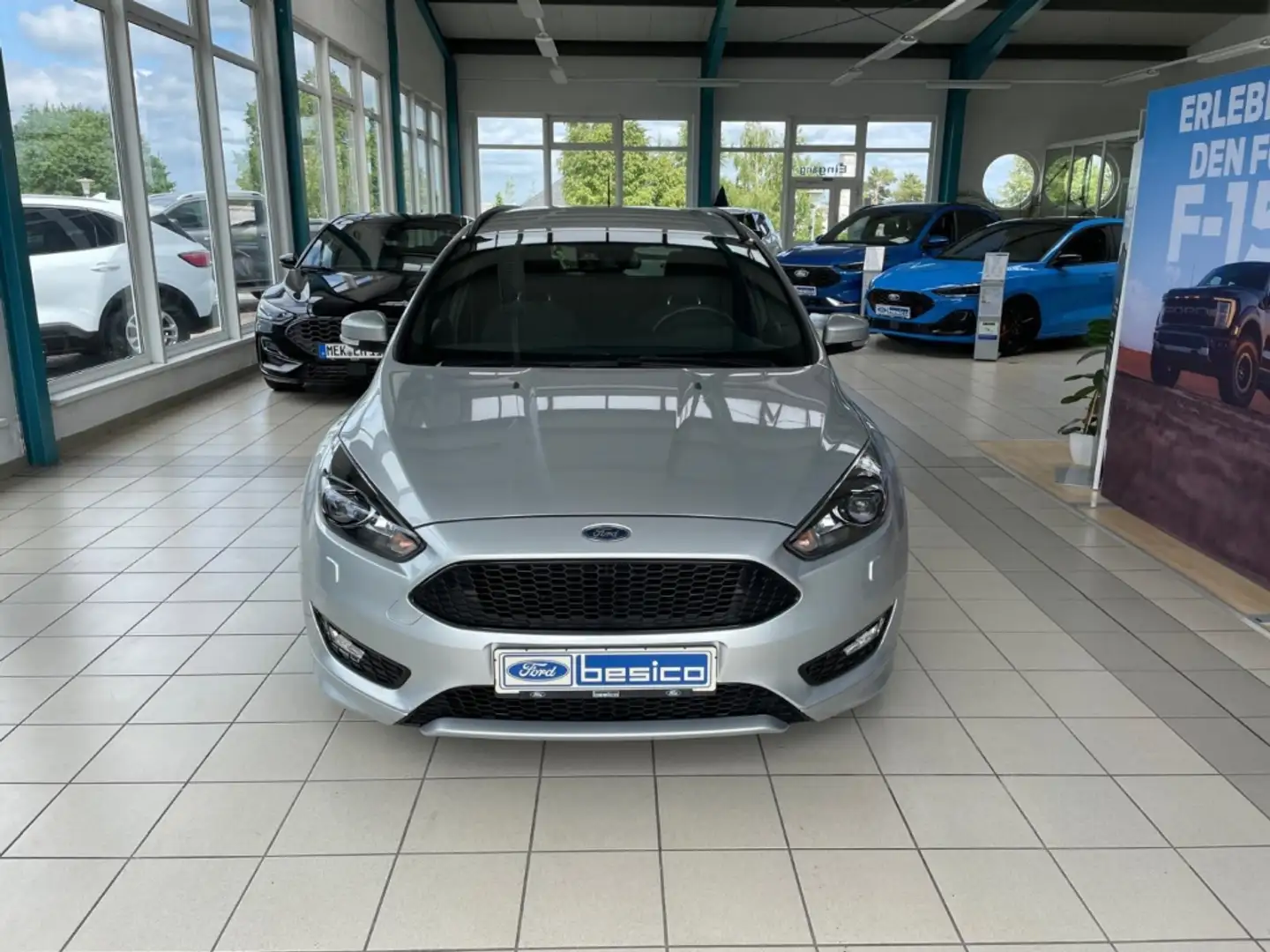 Ford Focus ST-Line+NAV+DAB+Xenon+PDC+TEMP+WinterPaket Silber - 2