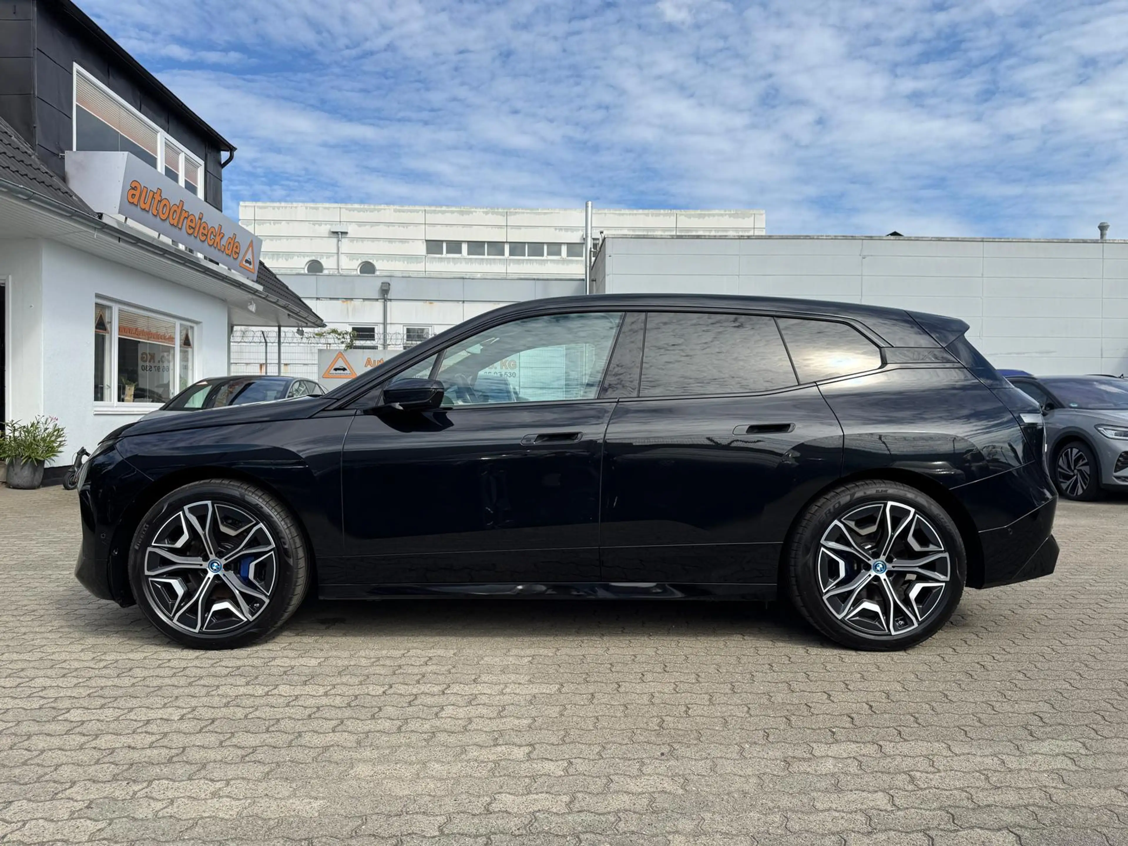 BMW iX 40 Sport ACC AHK HuD PANO H&K 360° 22Z — photo 11