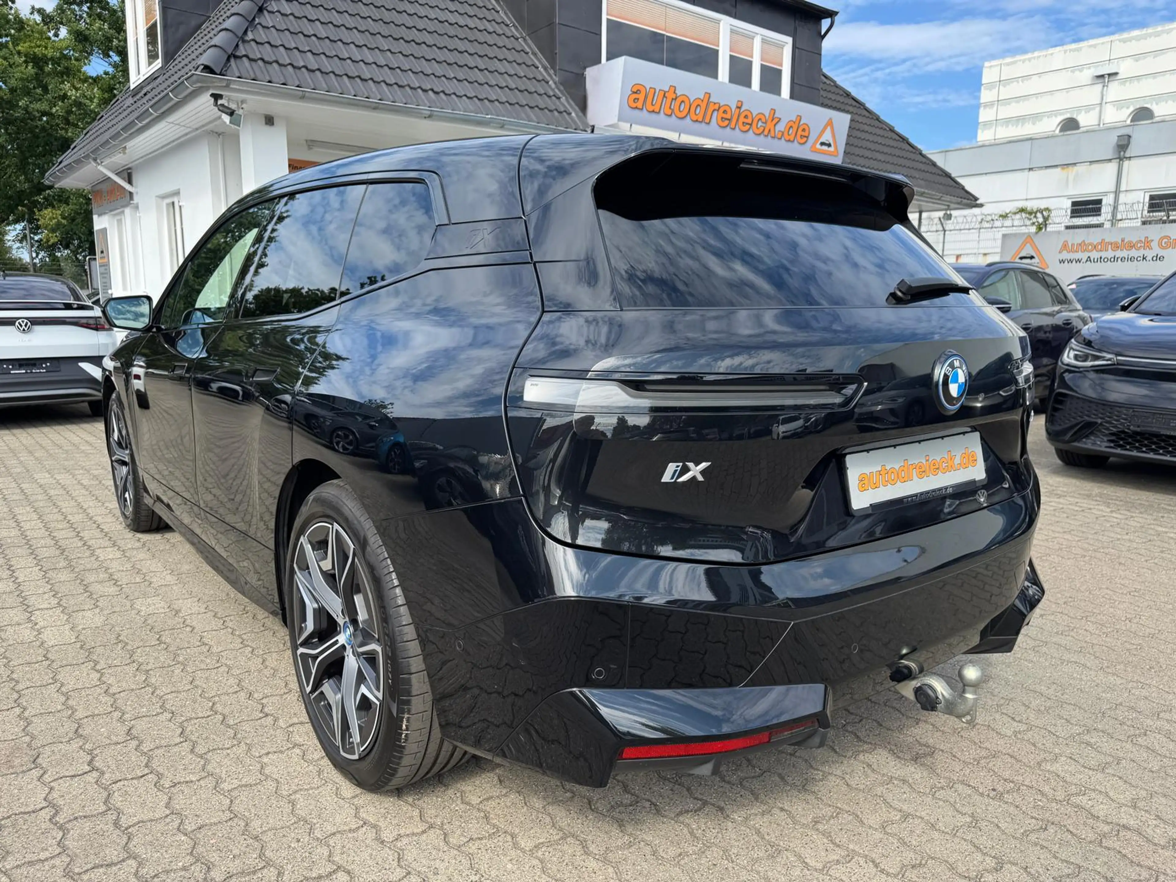 BMW iX 40 Sport ACC AHK HuD PANO H&K 360° 22Z — photo 10