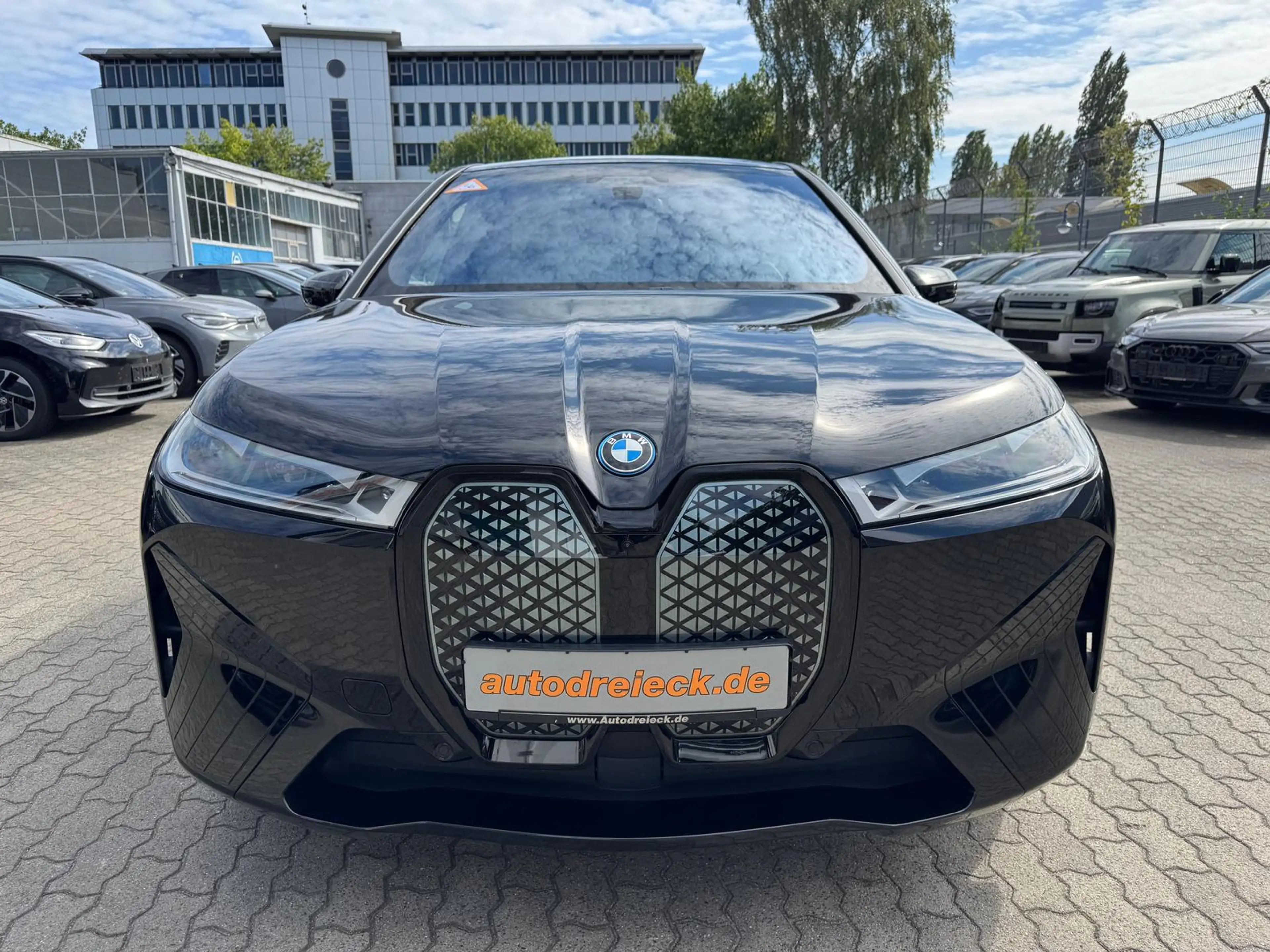 BMW iX 40 Sport ACC AHK HuD PANO H&K 360° 22Z — photo 4