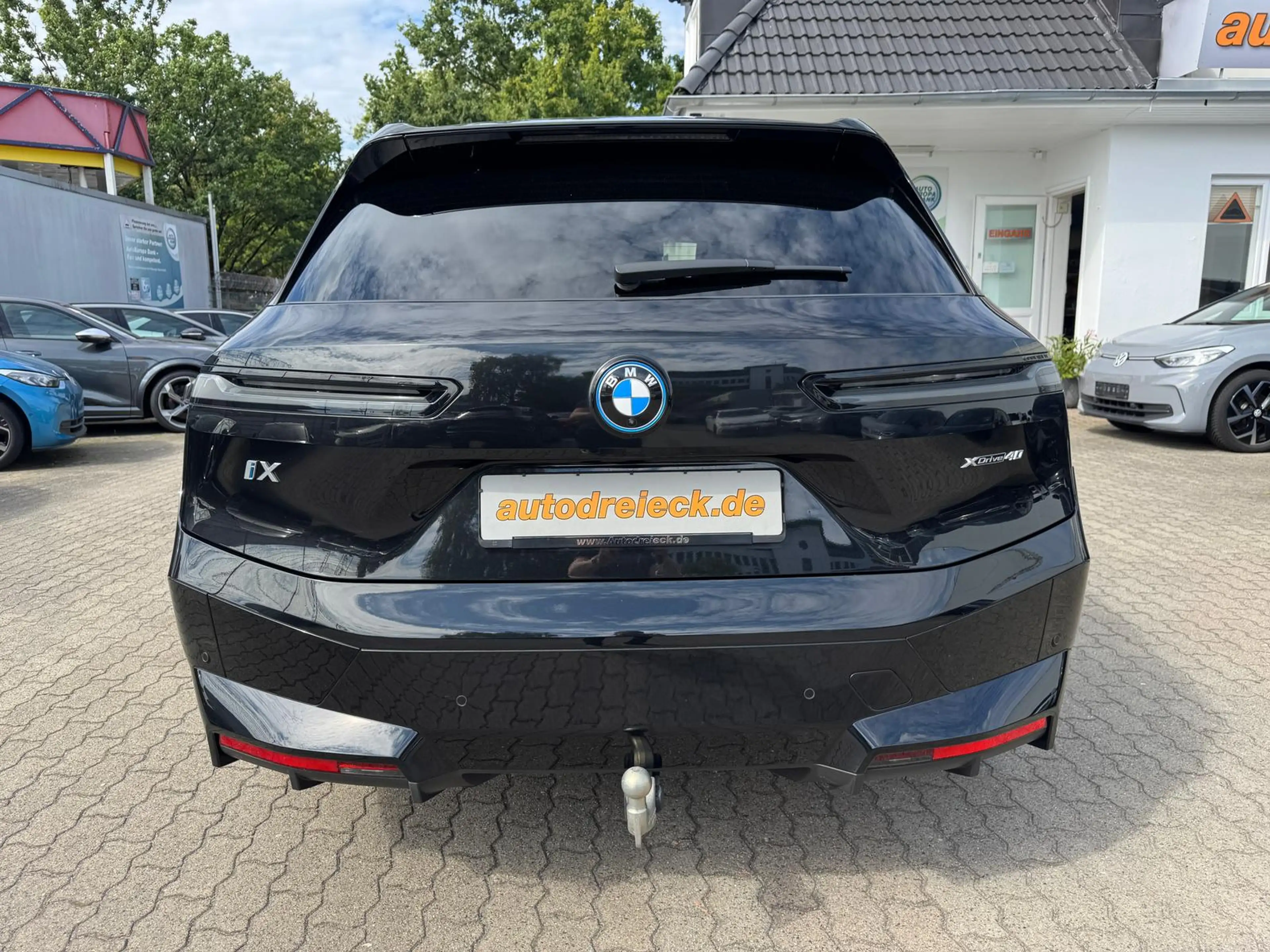 BMW iX 40 Sport ACC AHK HuD PANO H&K 360° 22Z — photo 8