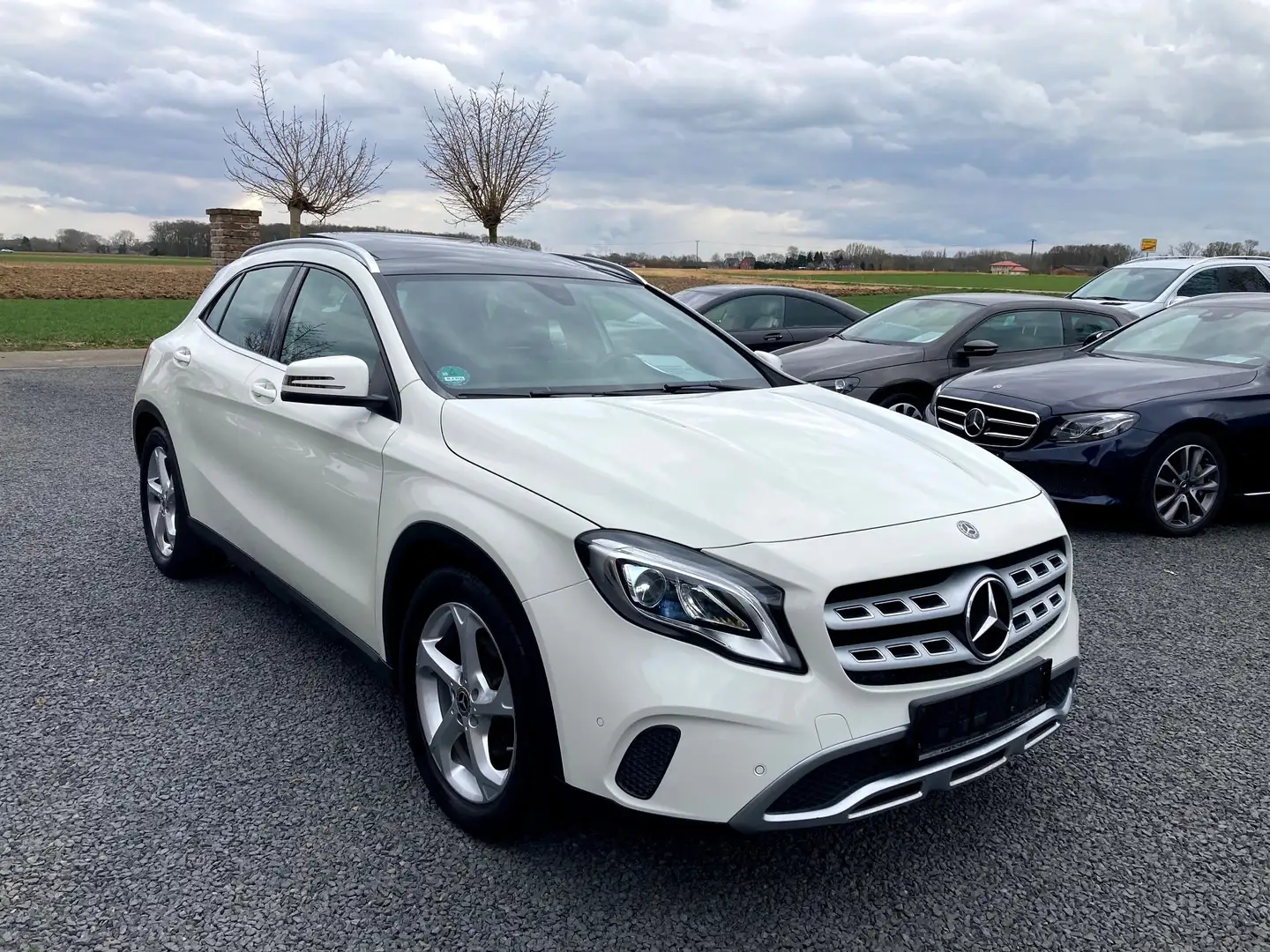 Mercedes-Benz GLA 180 Automatik // Panorama // NAVI//Sitzh.//LED Weiß - 1
