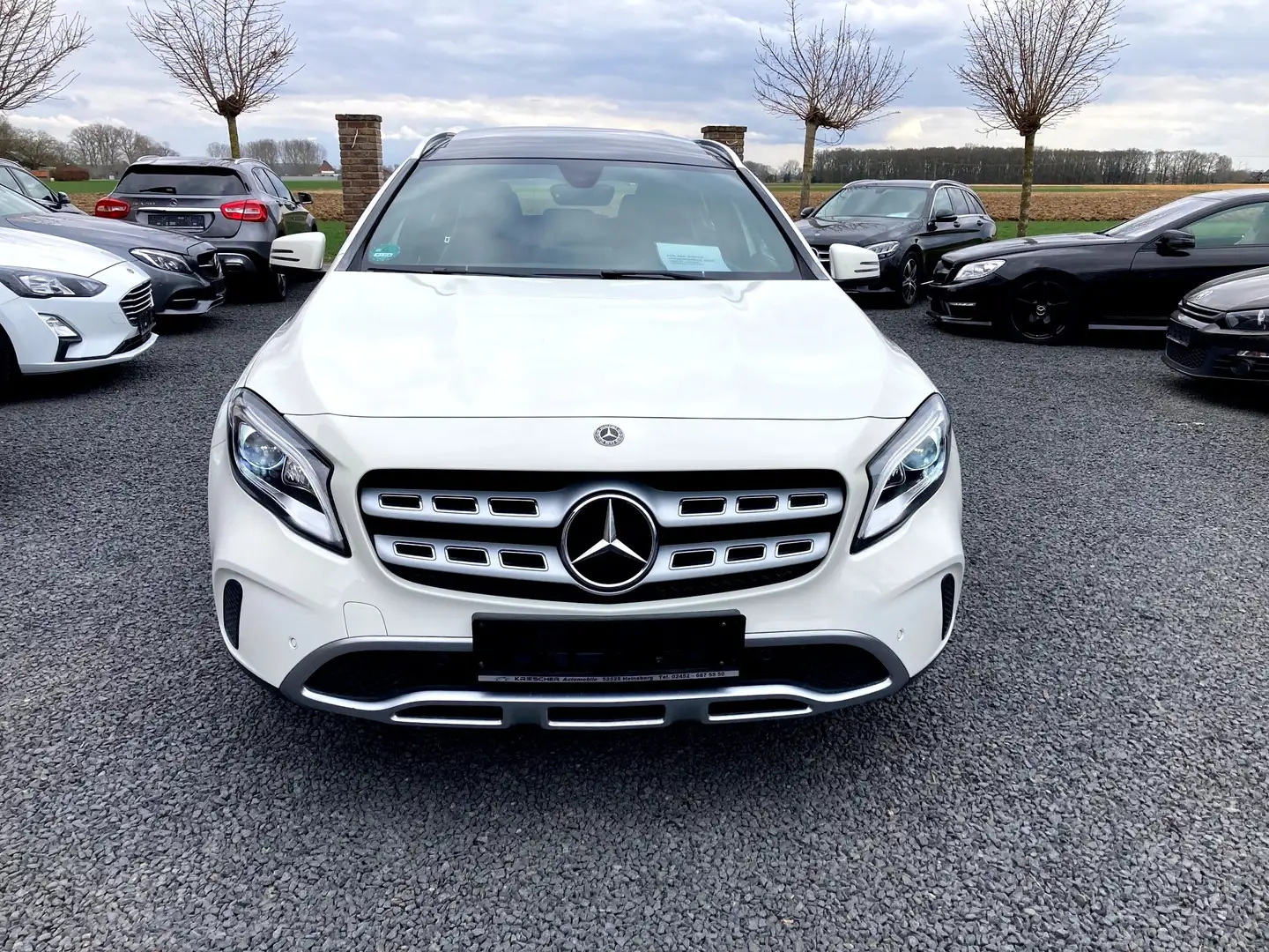 Mercedes-Benz GLA 180 Automatik // Panorama // NAVI//Sitzh.//LED Weiß - 2