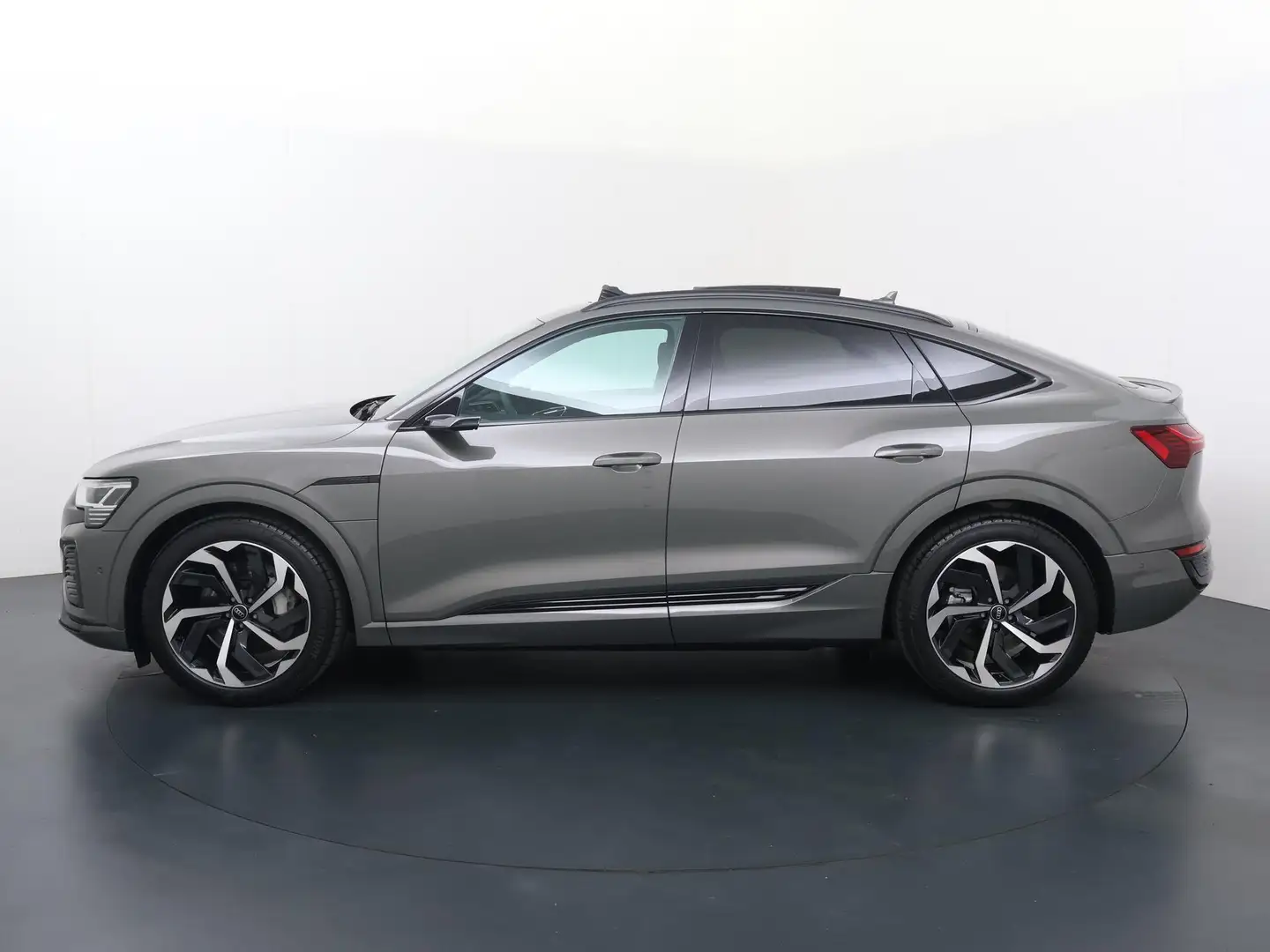 Audi Q8 e-tron Sportback 55 quattro S Edition 115 kWh | 408 PK | Grijs - 2