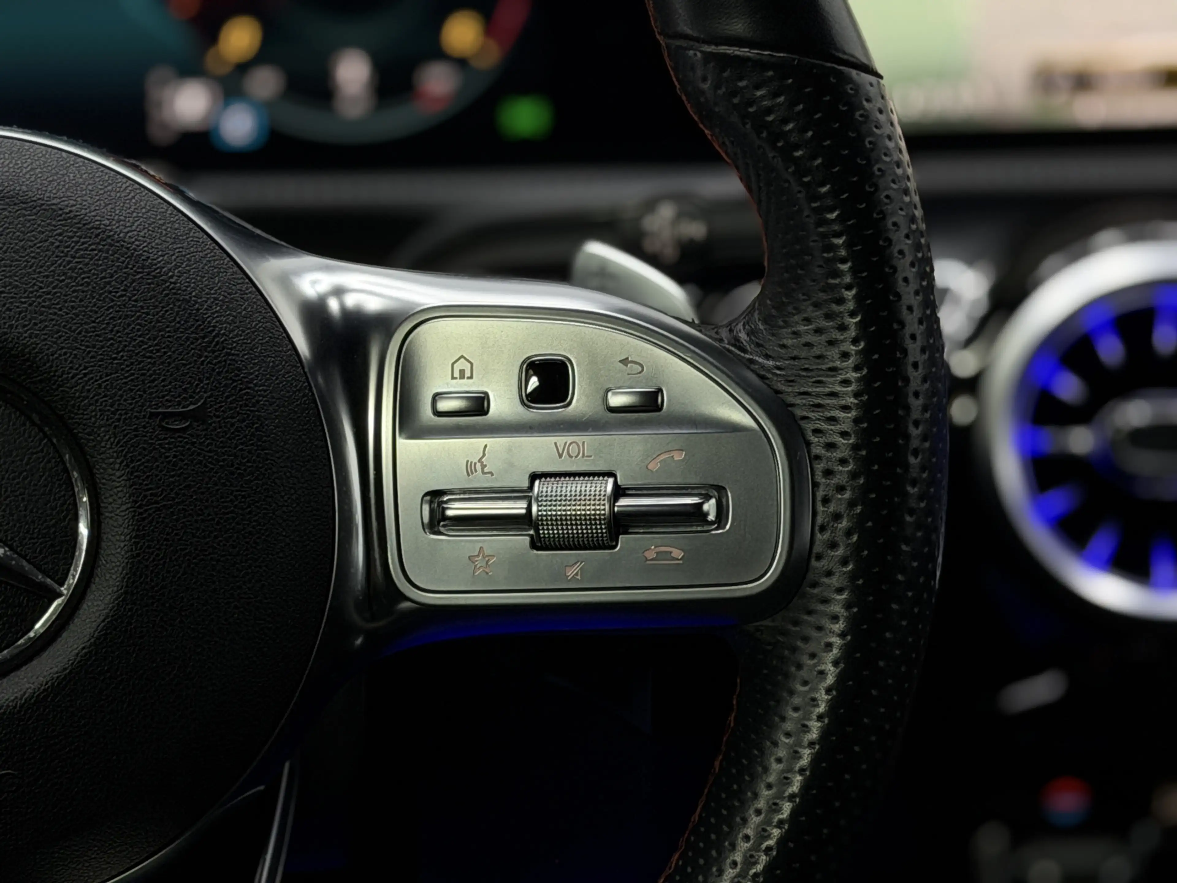 Mercedes-Benz CLA 220 d|AMG-Paket|PANO|AHK|STHZ — photo 12