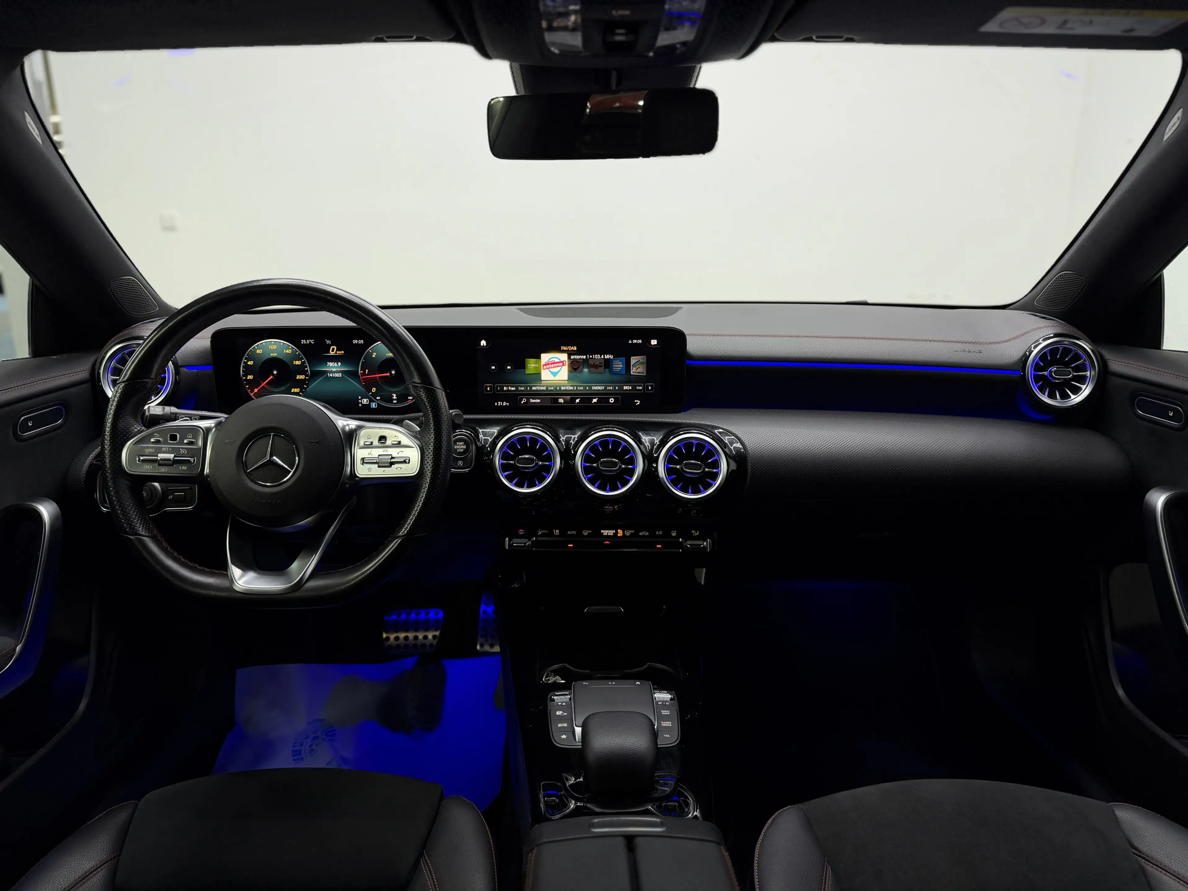 Mercedes-Benz CLA 220 d|AMG-Paket|PANO|AHK|STHZ — photo 9