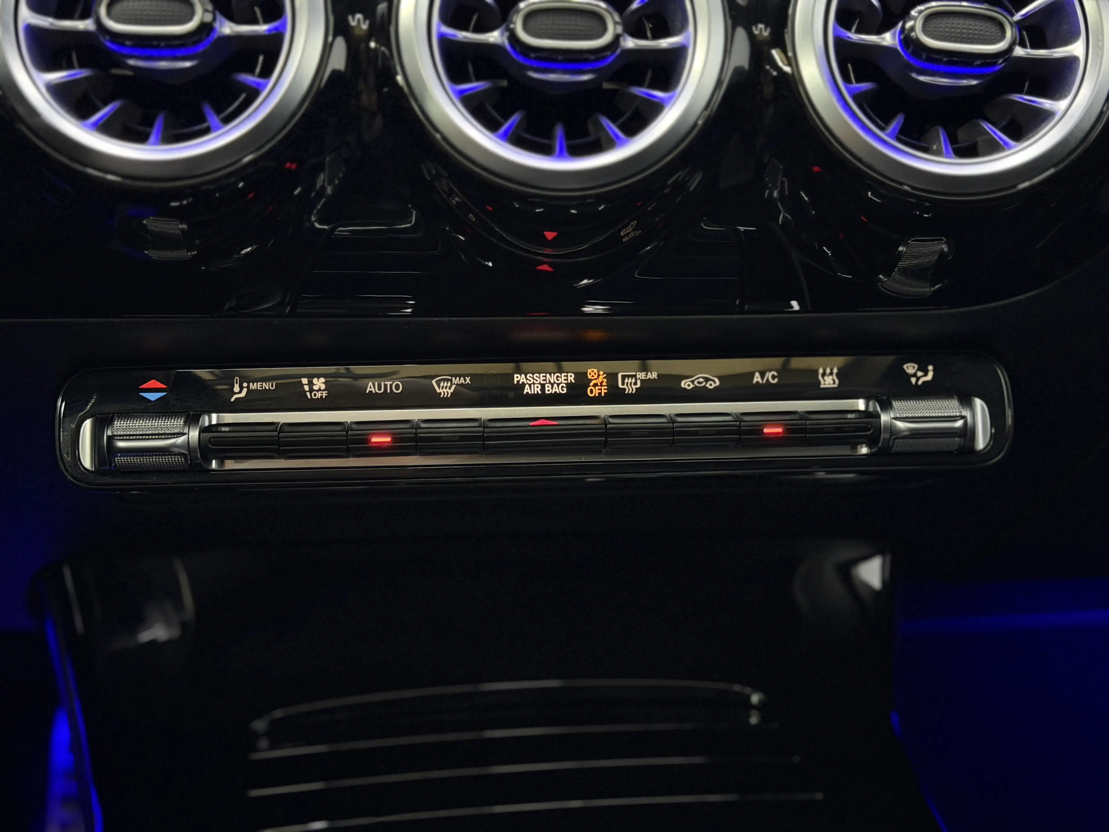 Mercedes-Benz CLA 220 d|AMG-Paket|PANO|AHK|STHZ — photo 24