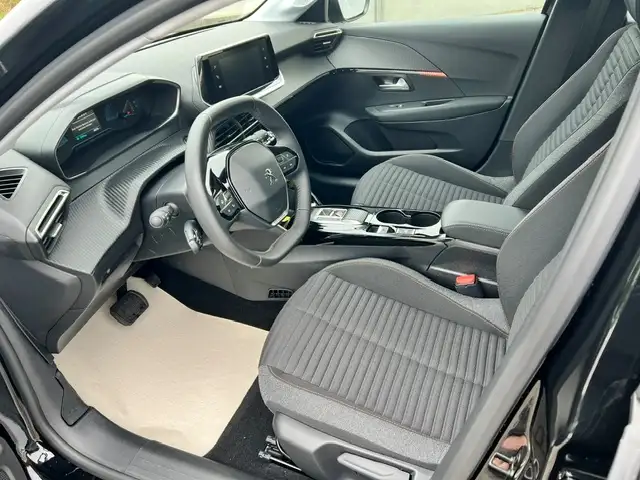 Peugeot 208 view 11