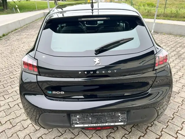 Peugeot 208 view 5