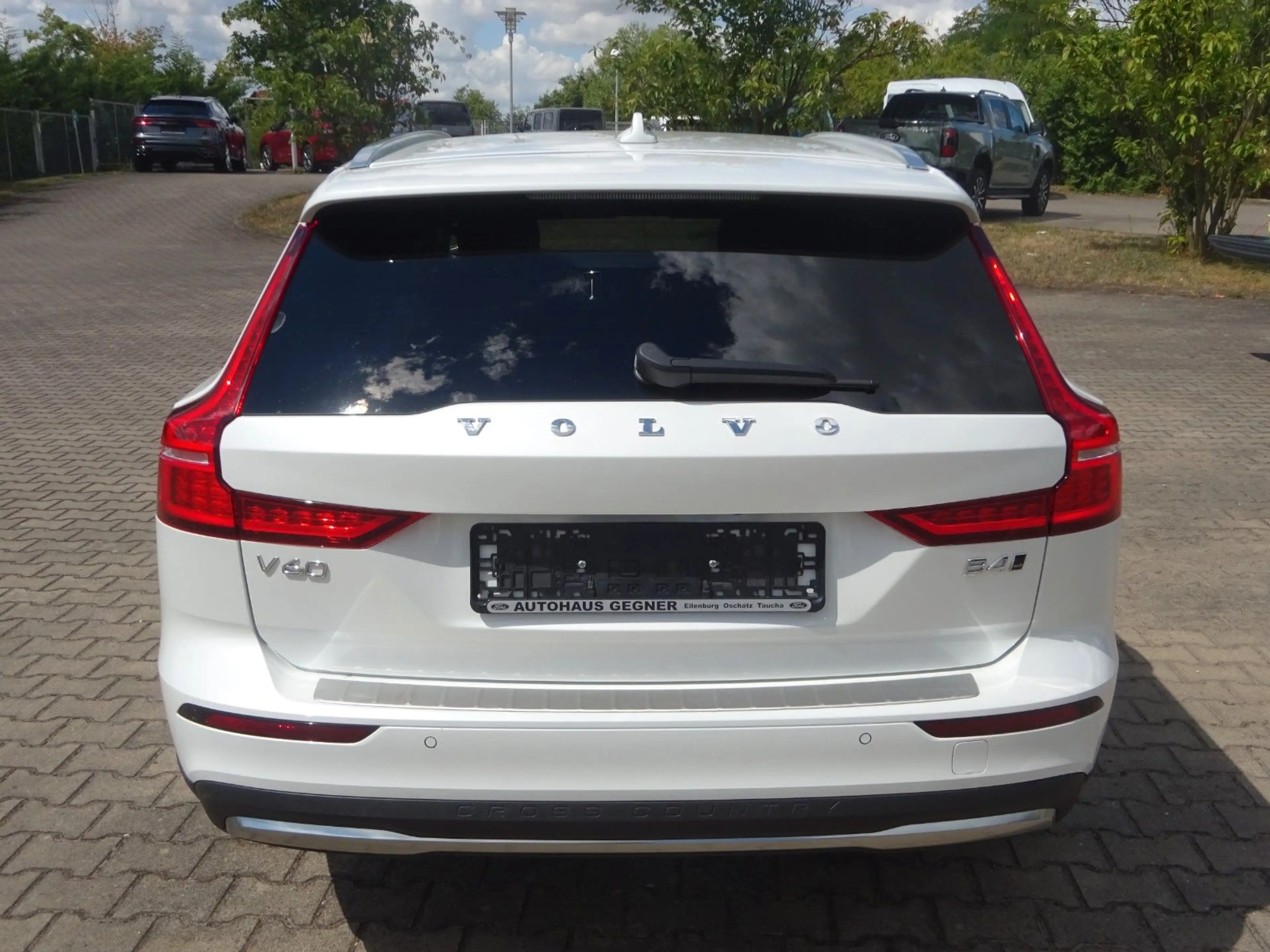 Volvo V60 Cross Country B4 D AWD Plus 197PS Autm. H&K — photo 5