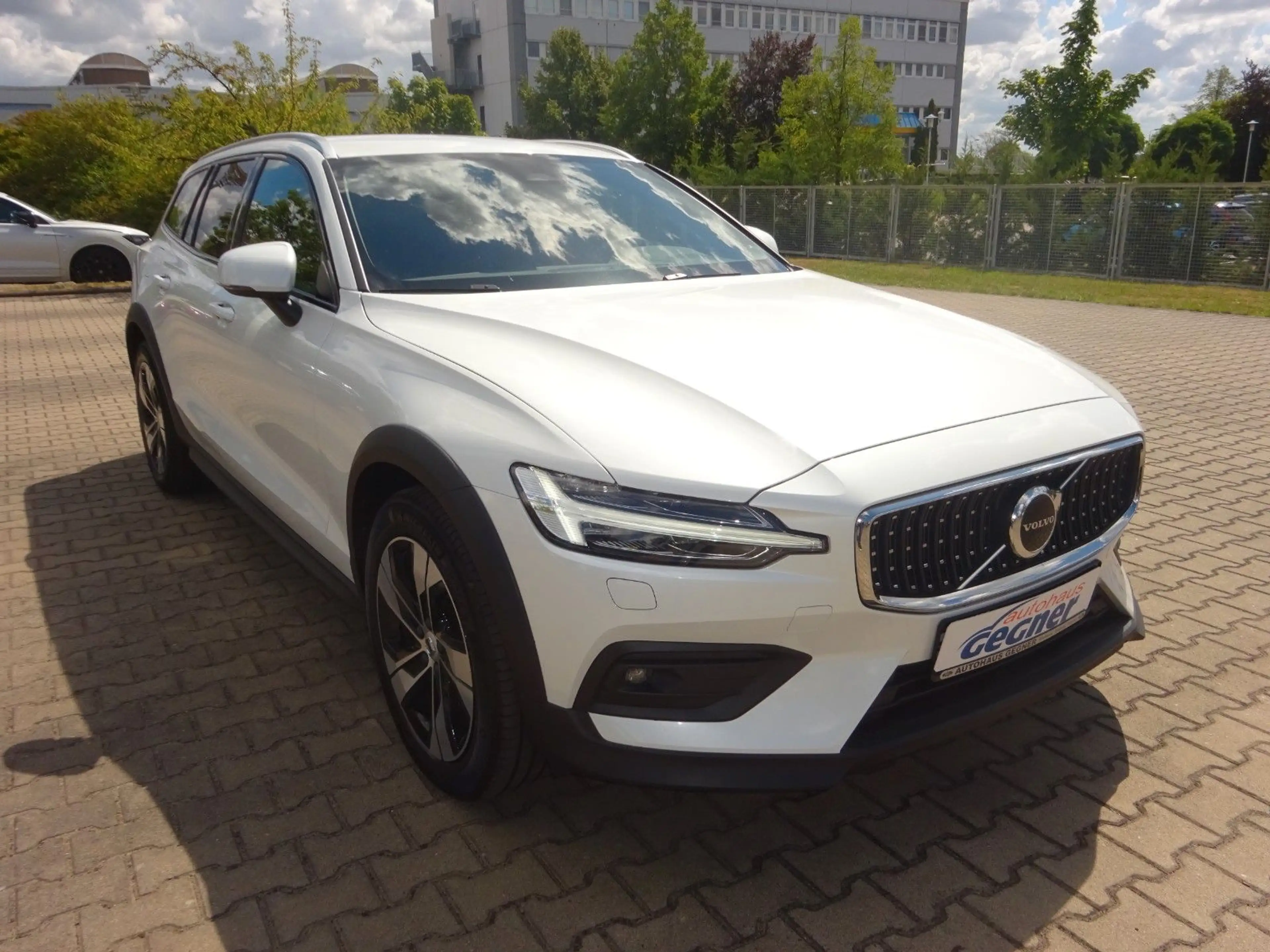 Volvo V60 Cross Country B4 D AWD Plus 197PS Autm. H&K — photo 11