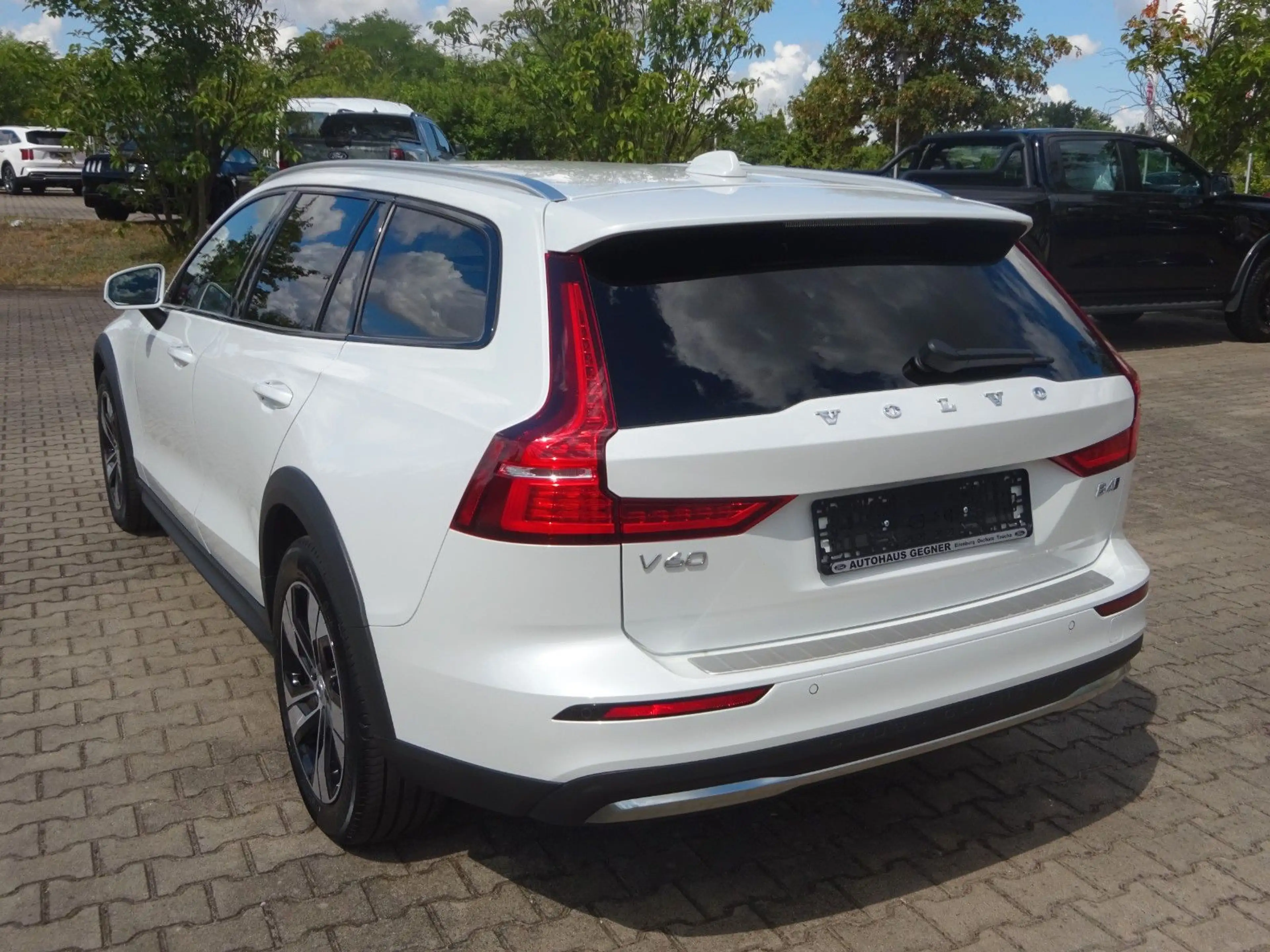 Volvo V60 Cross Country B4 D AWD Plus 197PS Autm. H&K — photo 4