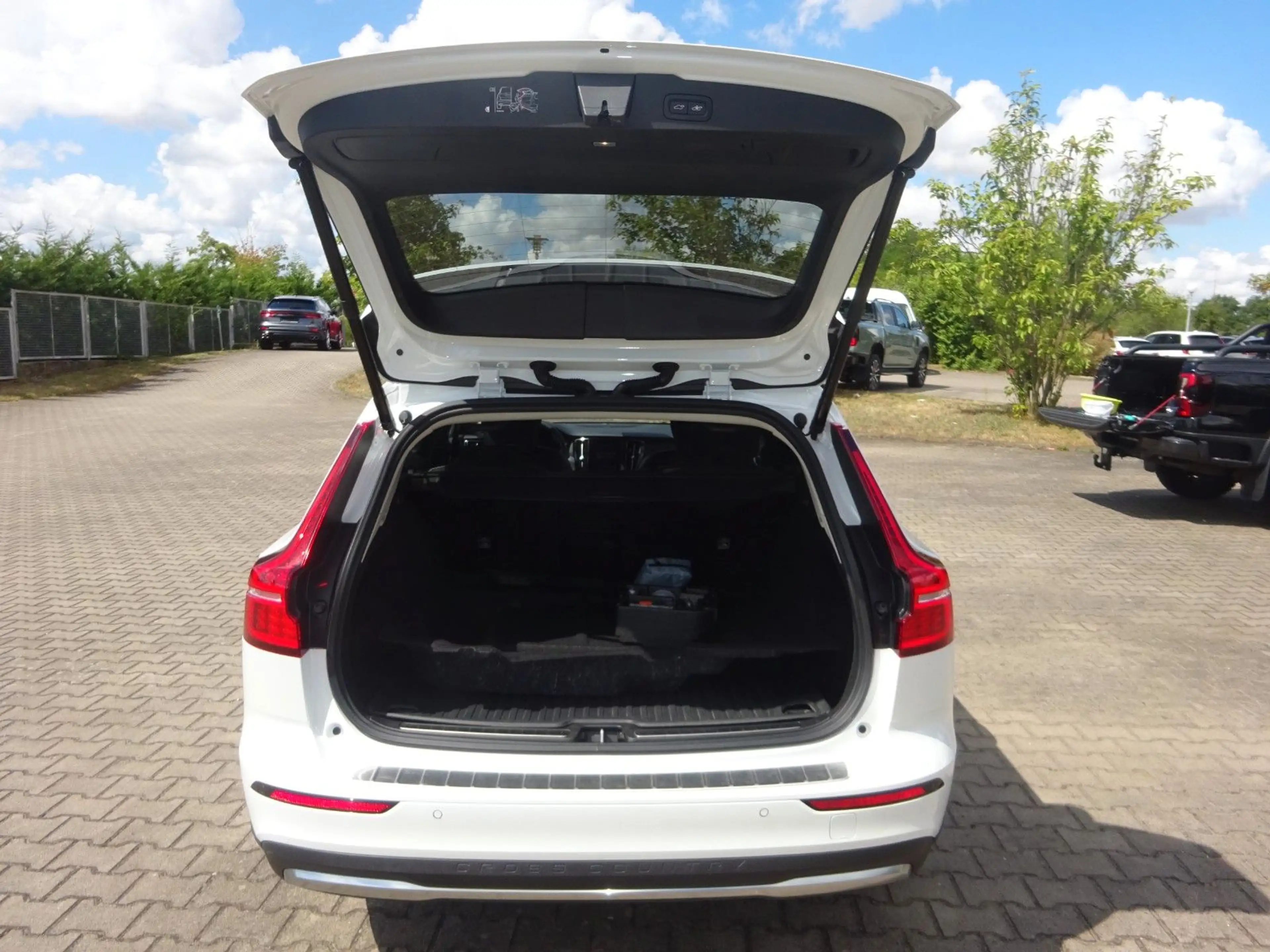 Volvo V60 Cross Country B4 D AWD Plus 197PS Autm. H&K — photo 6
