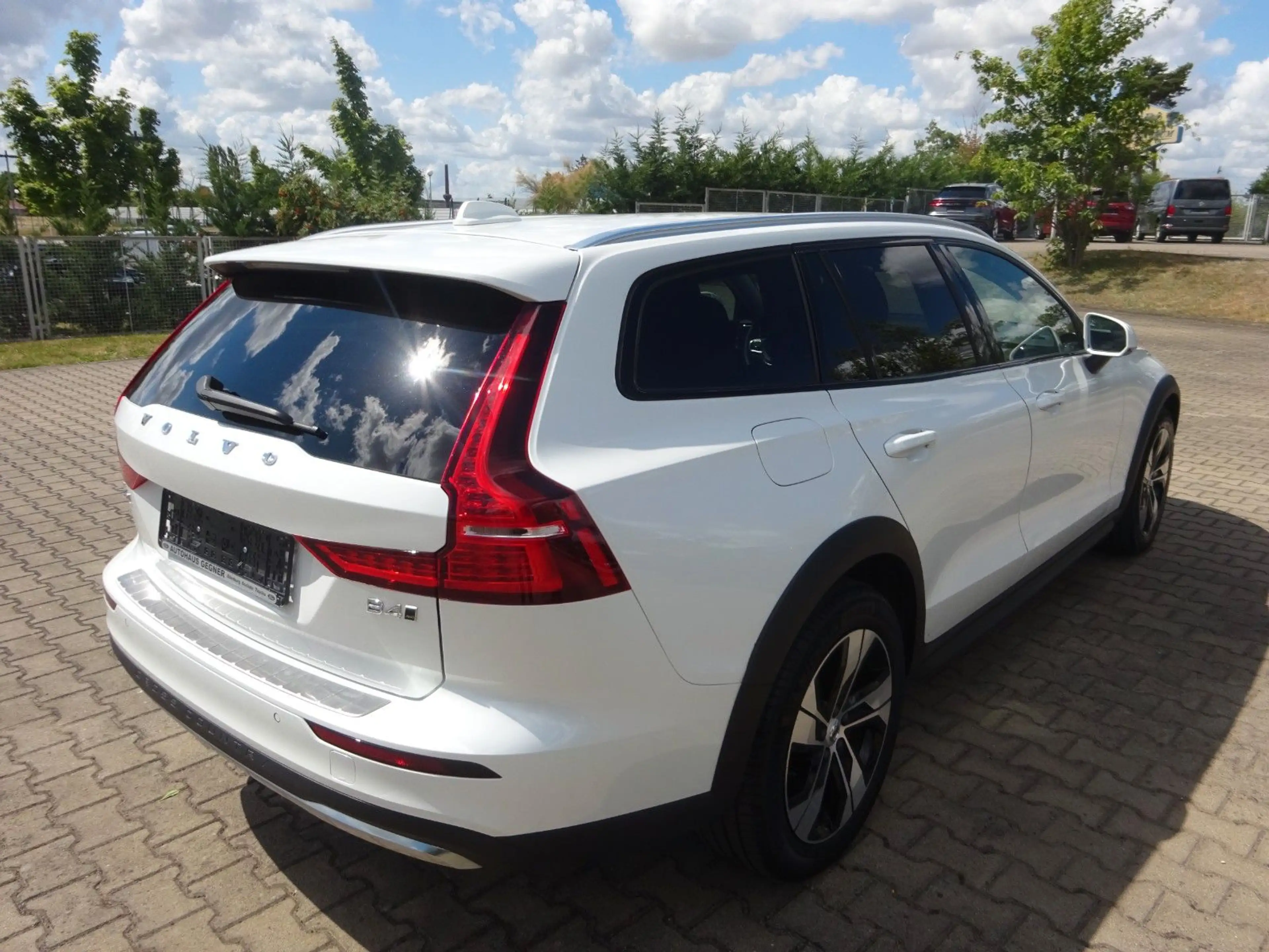 Volvo V60 Cross Country B4 D AWD Plus 197PS Autm. H&K — photo 9