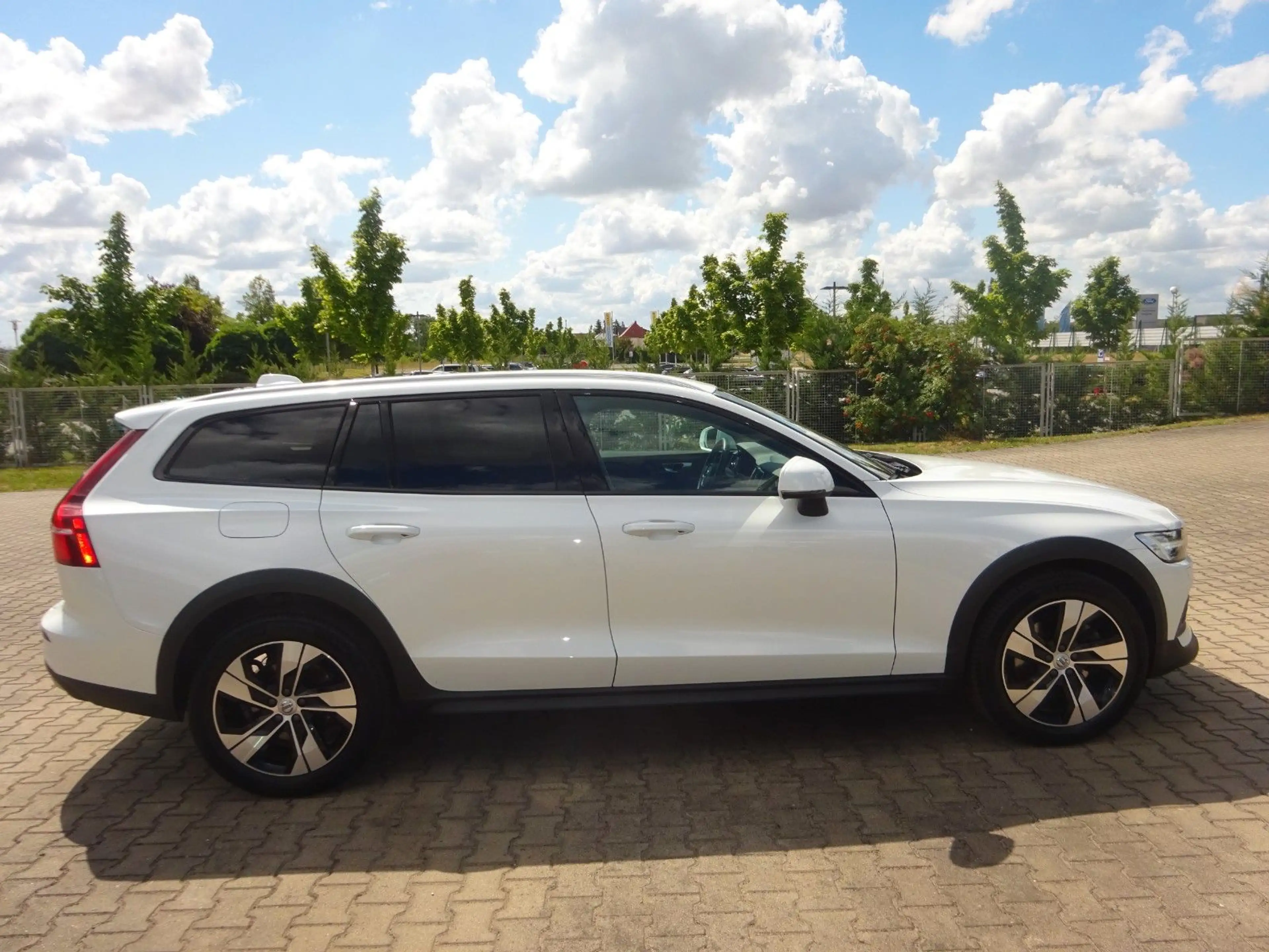 Volvo V60 Cross Country B4 D AWD Plus 197PS Autm. H&K — photo 10