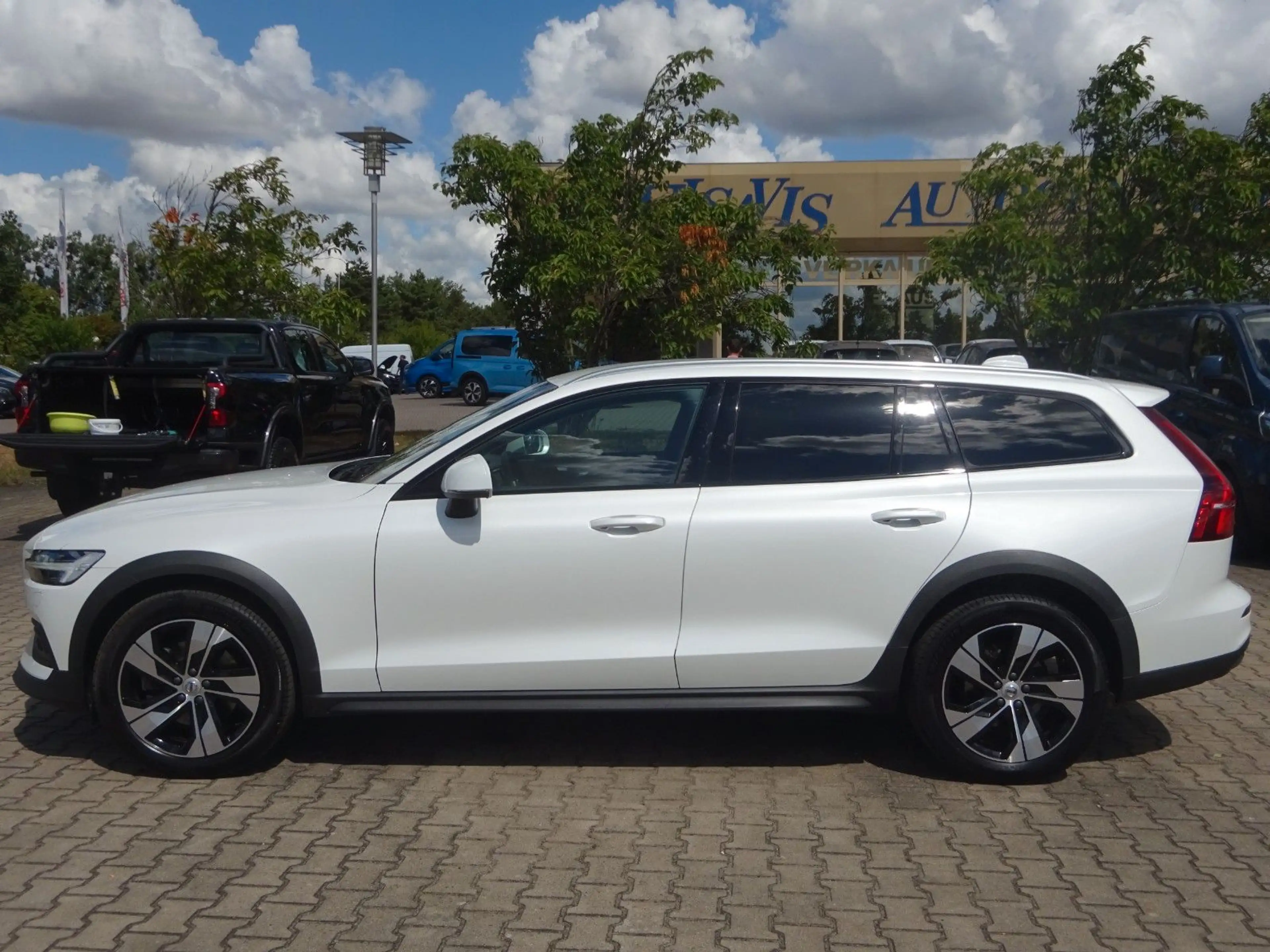 Volvo V60 Cross Country B4 D AWD Plus 197PS Autm. H&K — photo 3