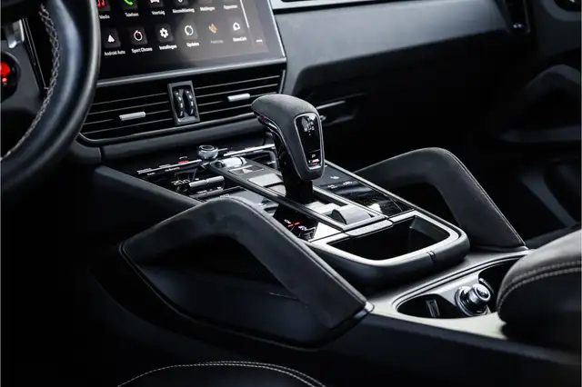 Porsche Cayenne view 23