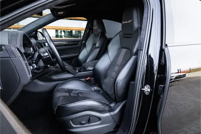 Porsche Cayenne view 25
